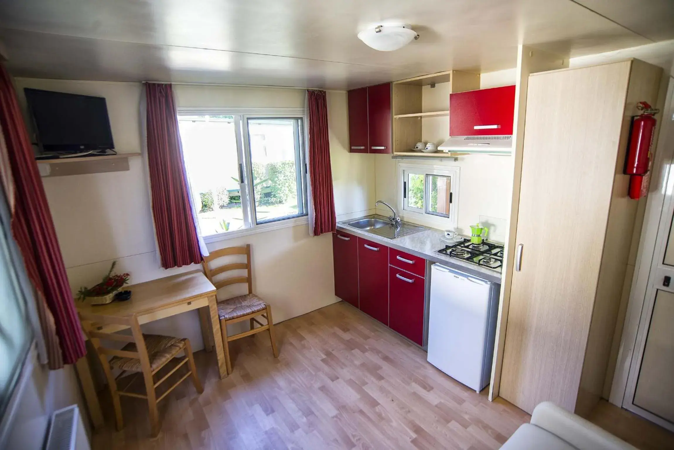 One-Bedroom Bungalow with Kitchenette and Patio in Flaminio Village Bungalow Park One-Bedroom Bungalow with Kitchenette and Patio in Flaminio Village Bungalow Park
