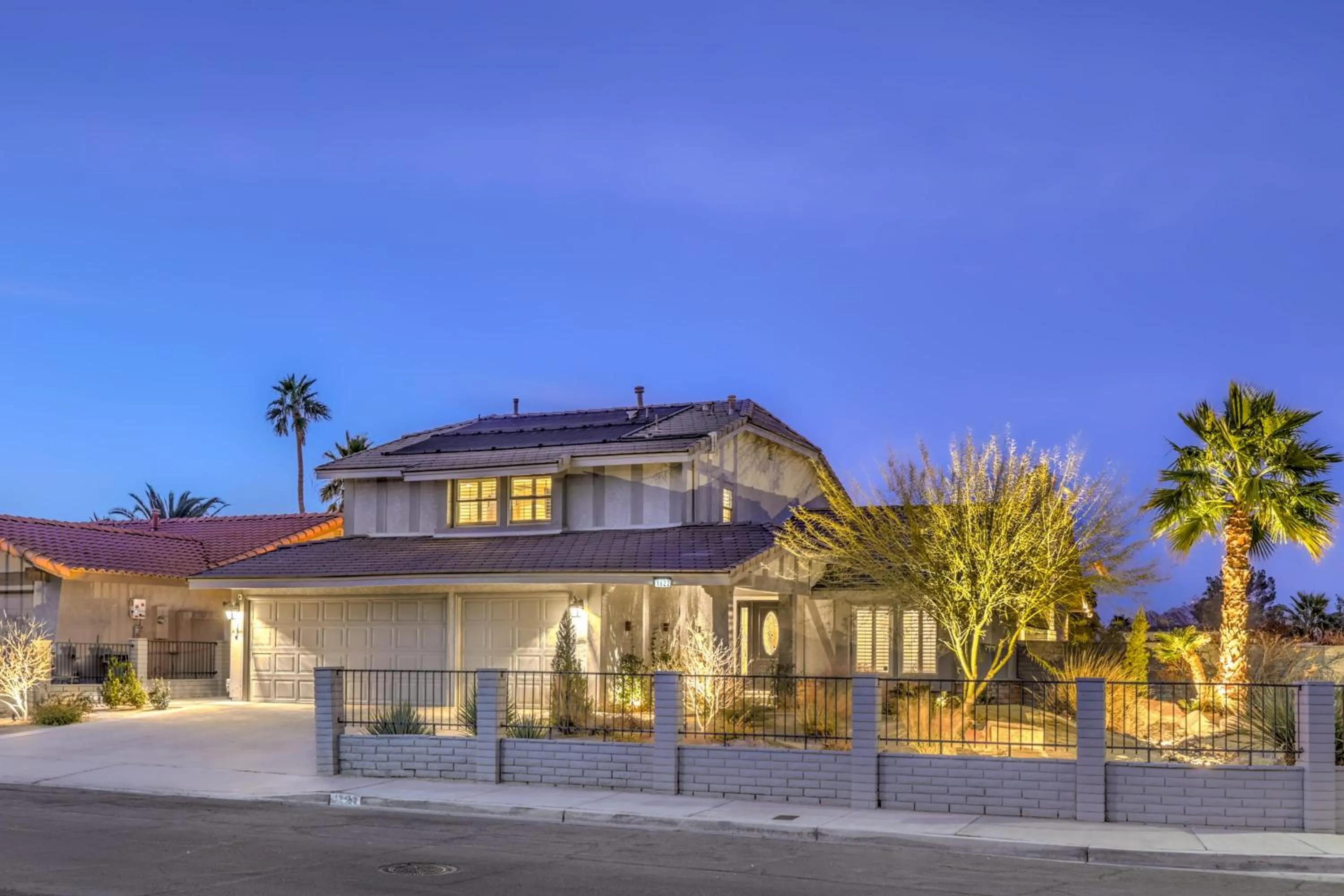 Sunset Swim, Luxury Vegas Villa with Pool, Hot Tub
