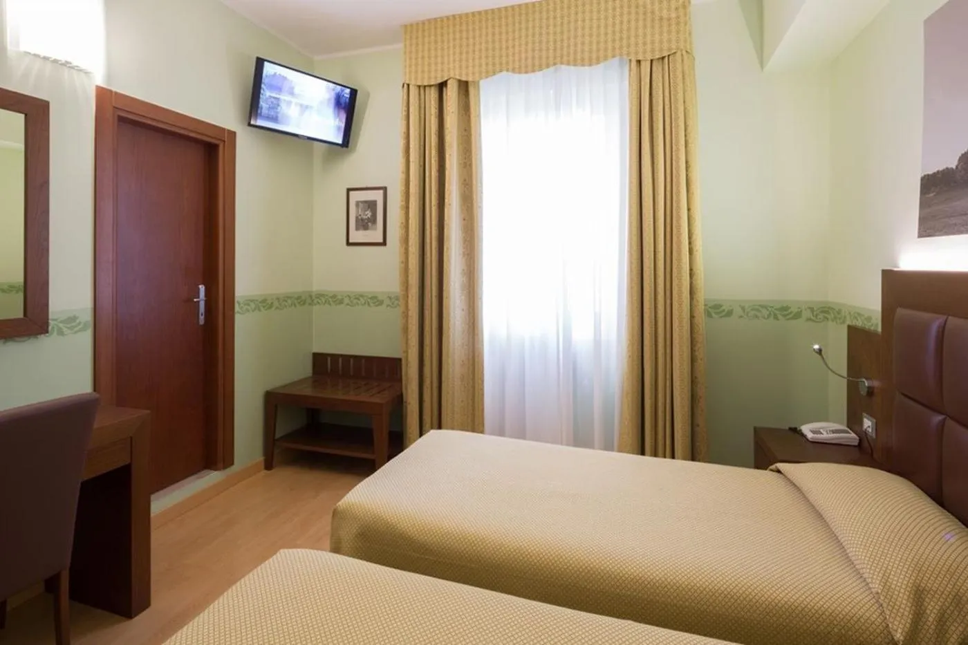 Photo of the whole room, Bed in Hotel Terminus & Plaza