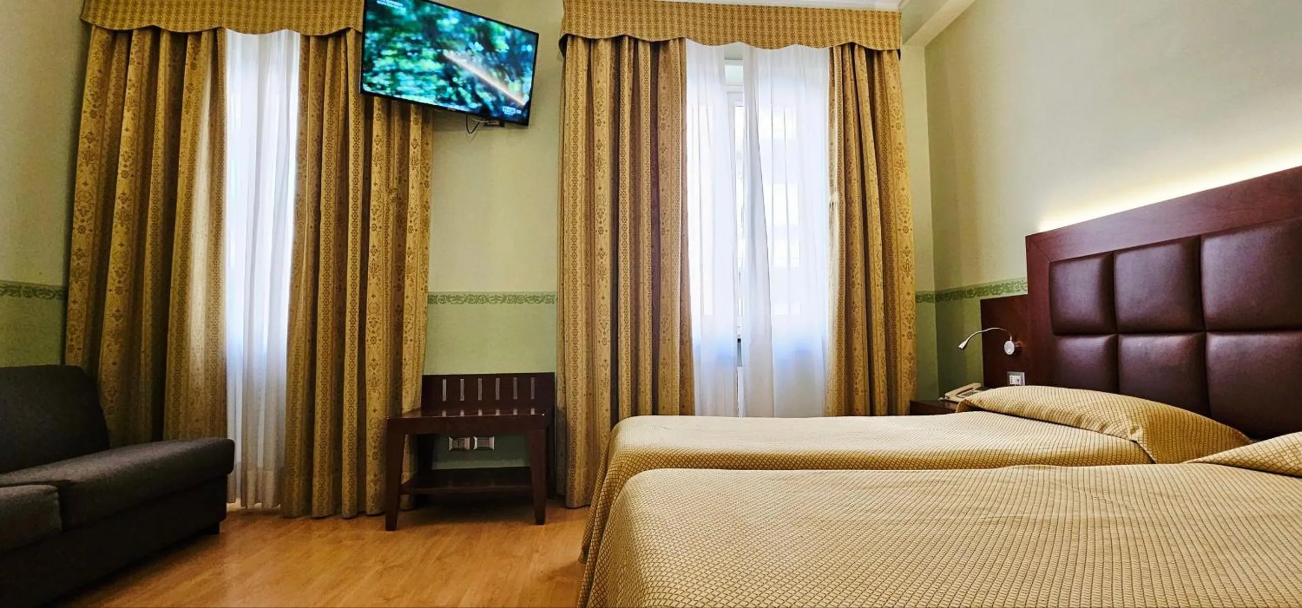 Photo of the whole room, Bed in Hotel Terminus & Plaza