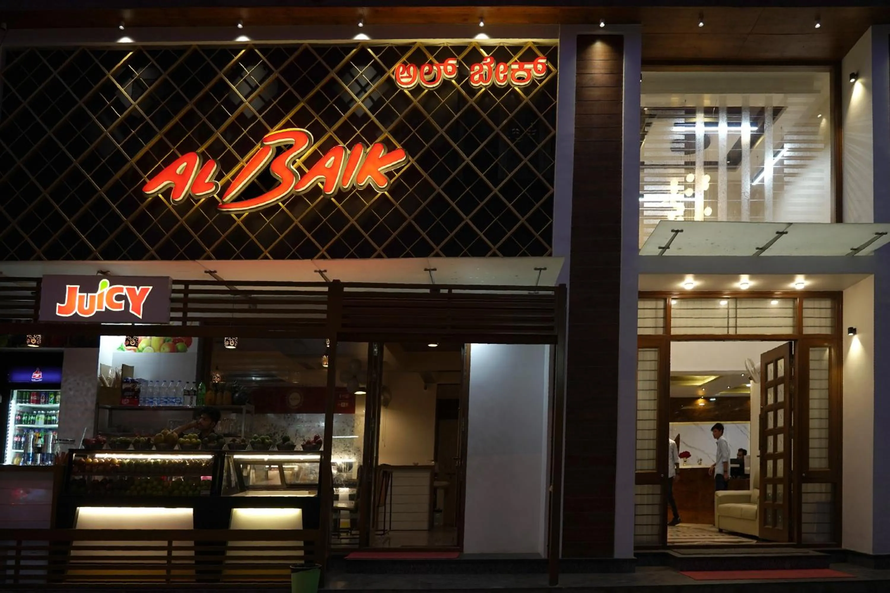 Facade/entrance in SS CROWN inn