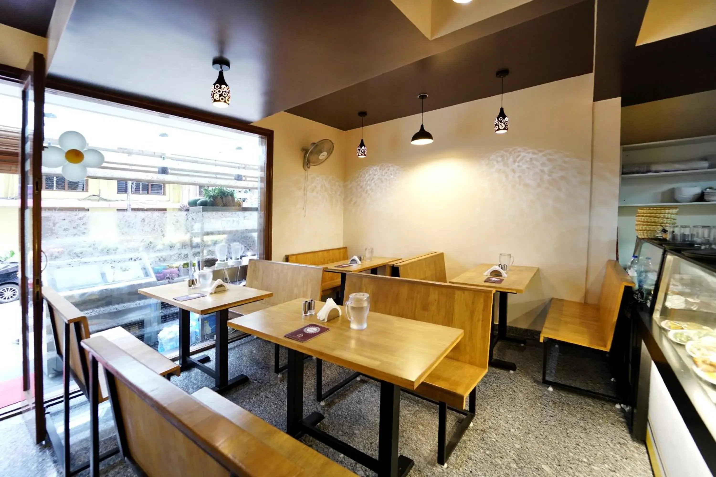 Restaurant/places to eat in SS CROWN inn Restaurant/places to eat in SS CROWN inn