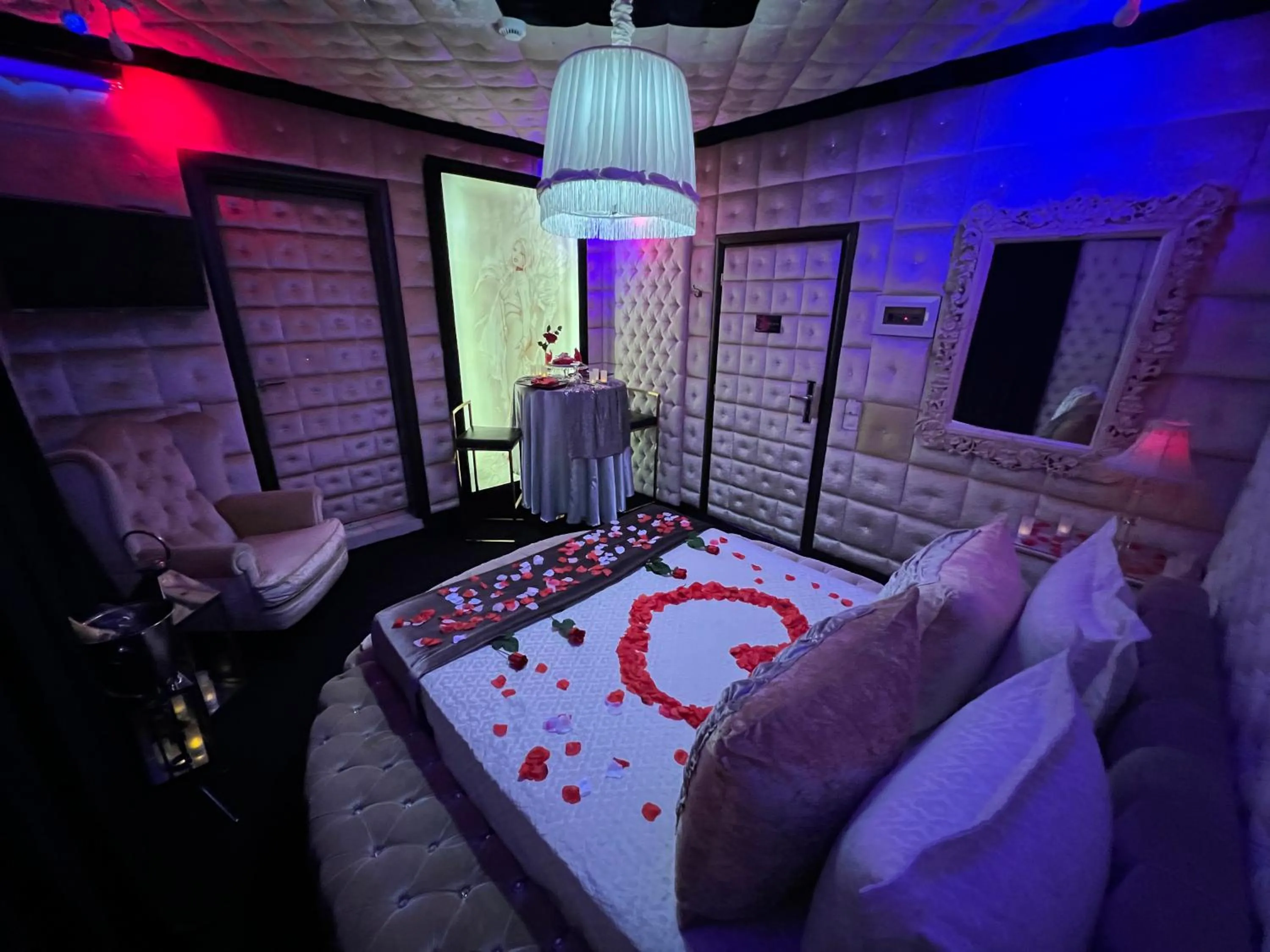 Photo of the whole room, Bed in Xcite Hotel Salem