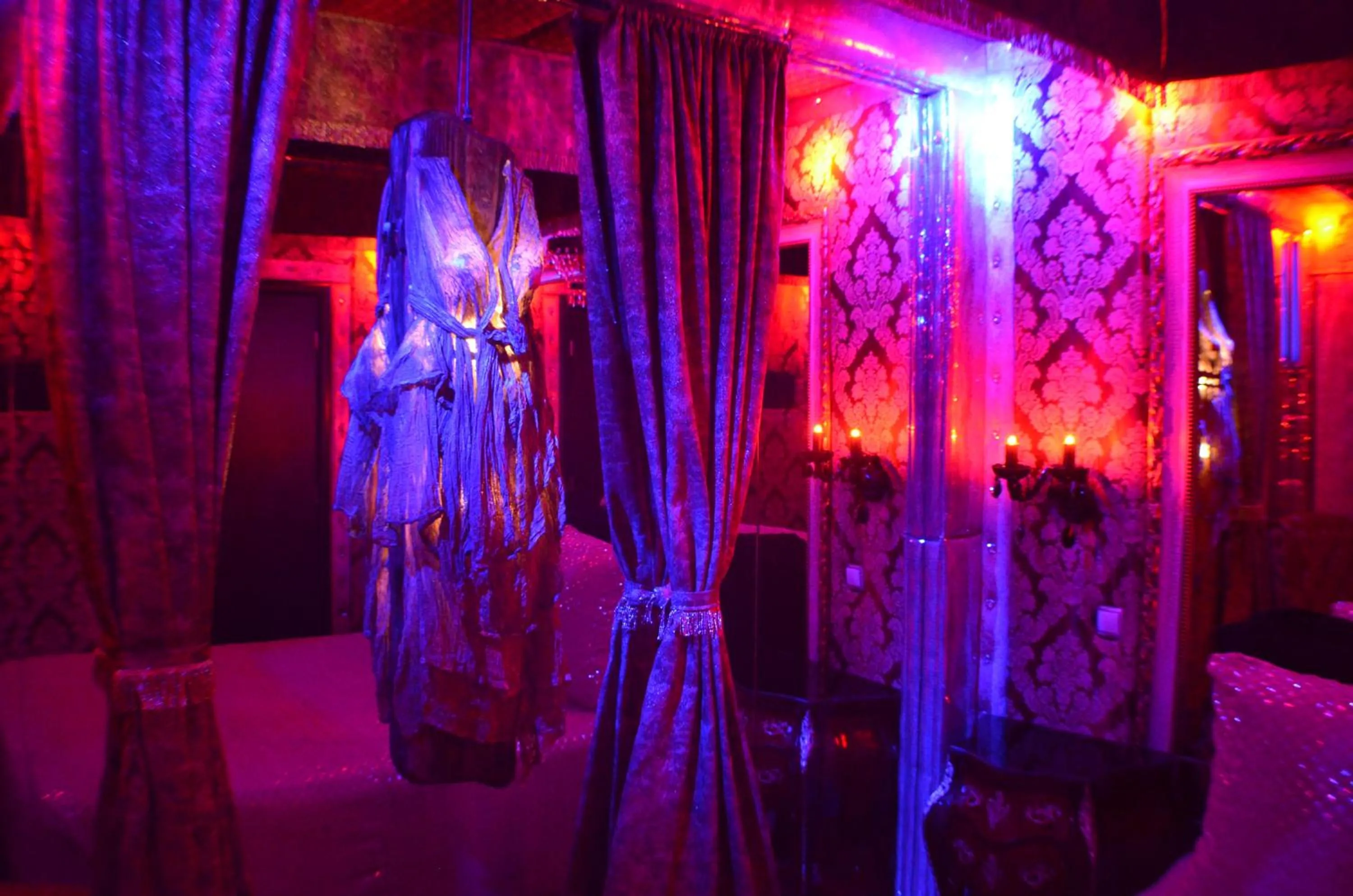 Decorative detail, Bed in Xcite Hotel Salem