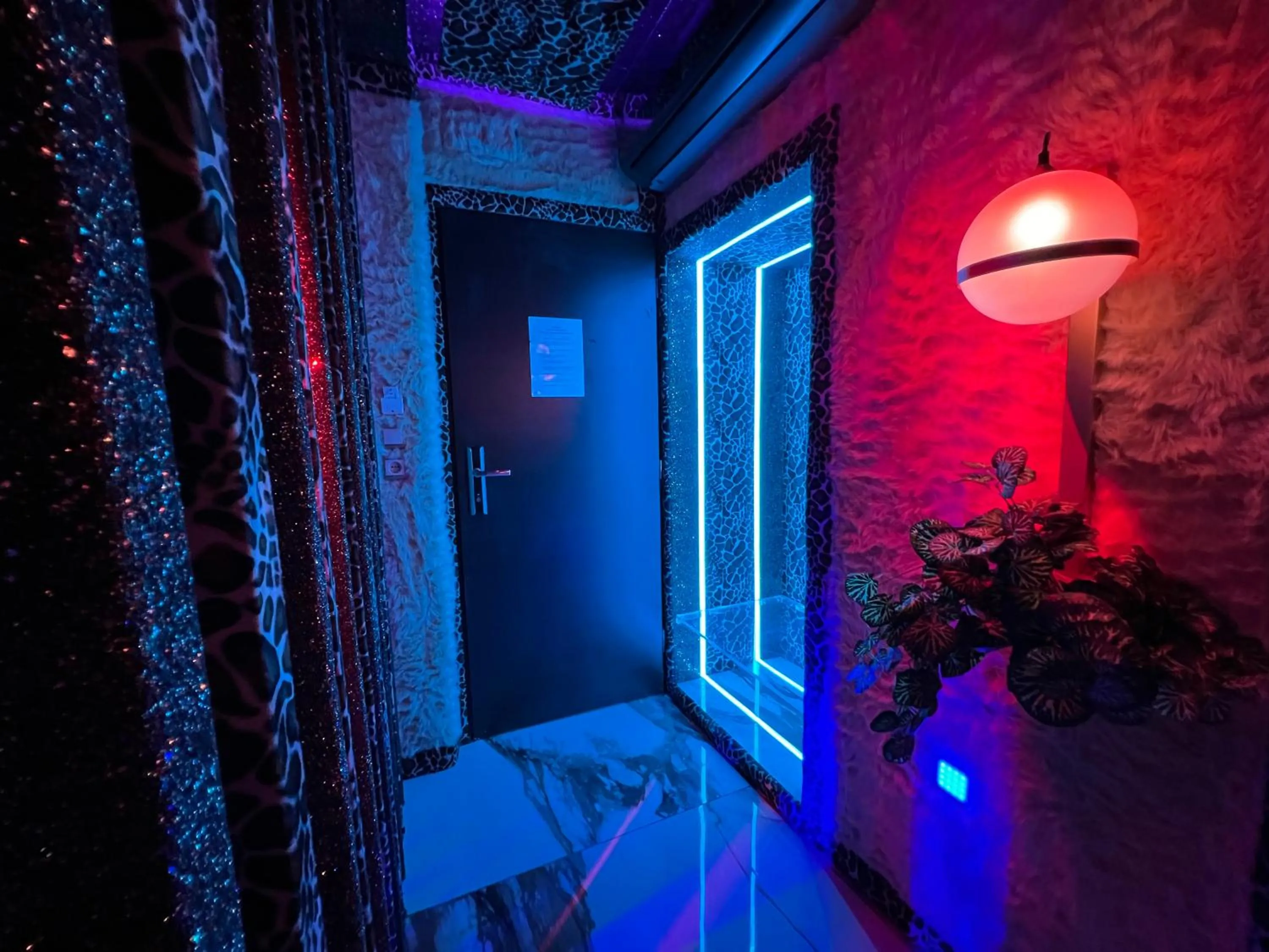 Decorative detail, Bed in Xcite Hotel Salem