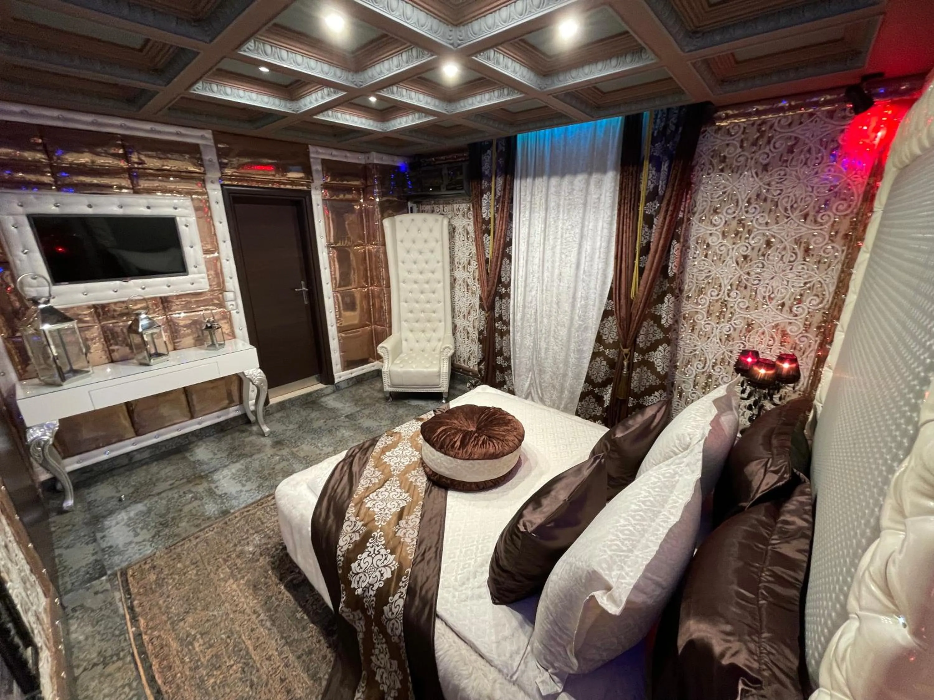 Photo of the whole room, Bed in Xcite Hotel Salem