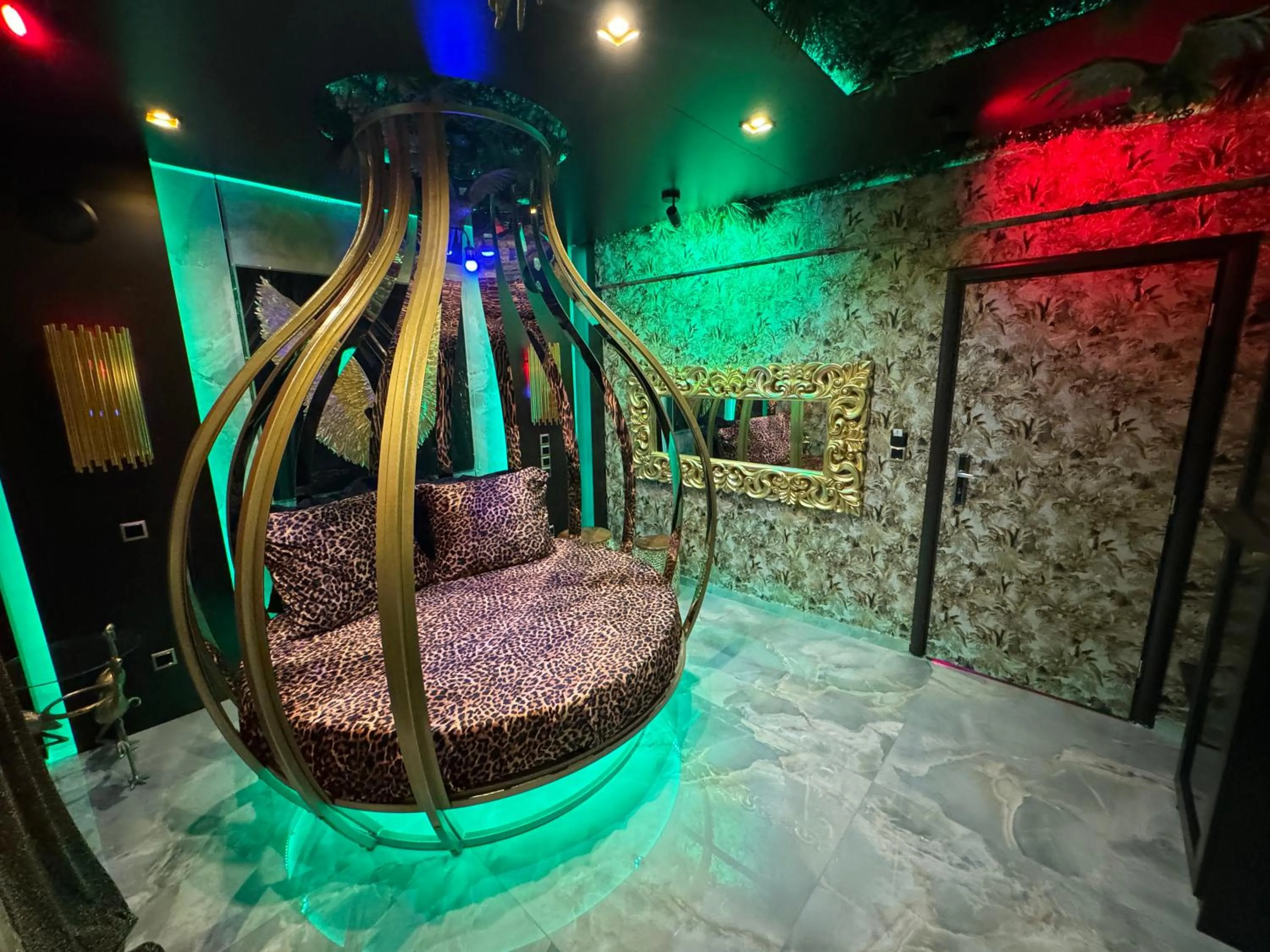 Photo of the whole room in Xcite Hotel Salem