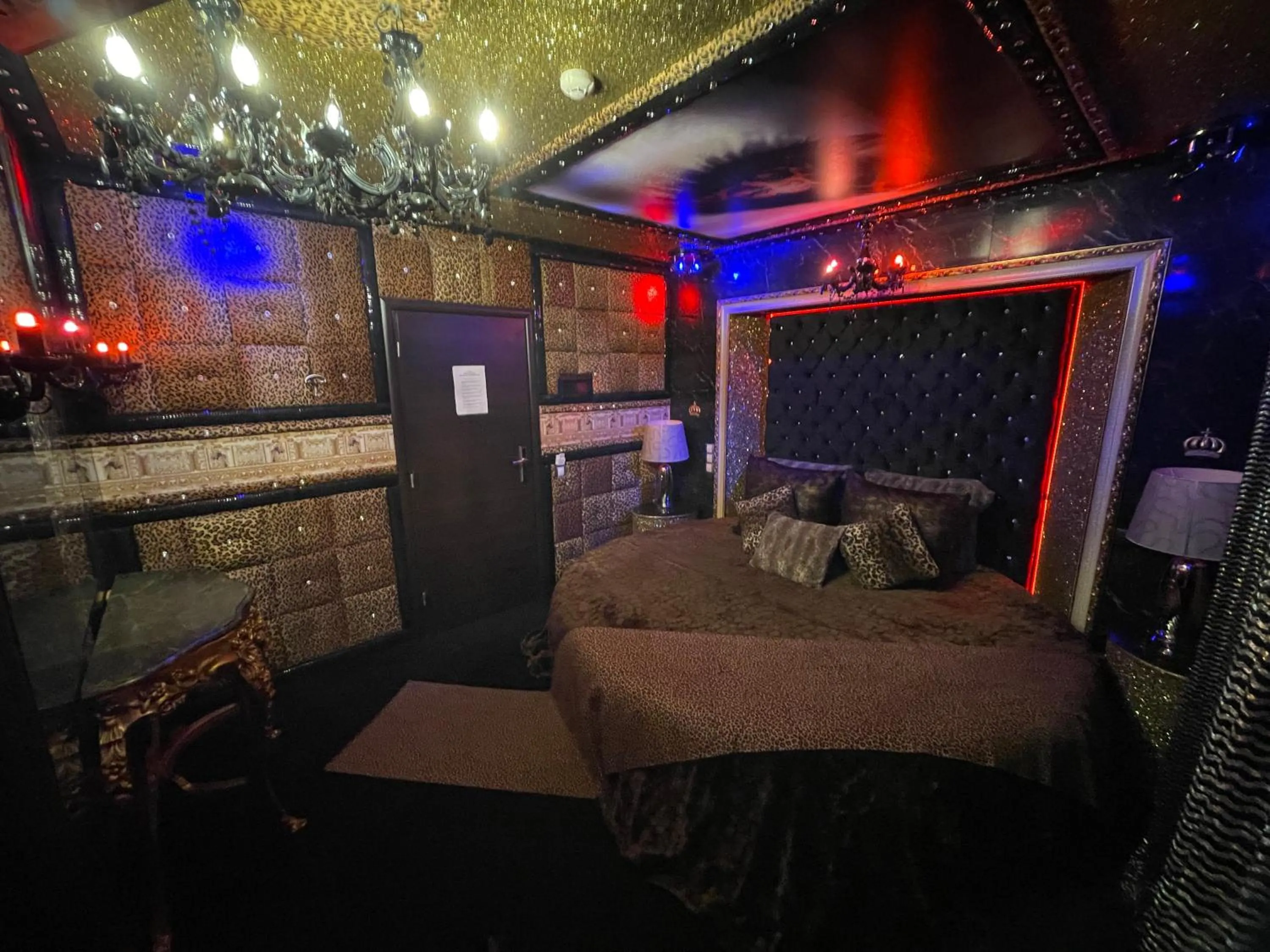 Photo of the whole room in Xcite Hotel Salem