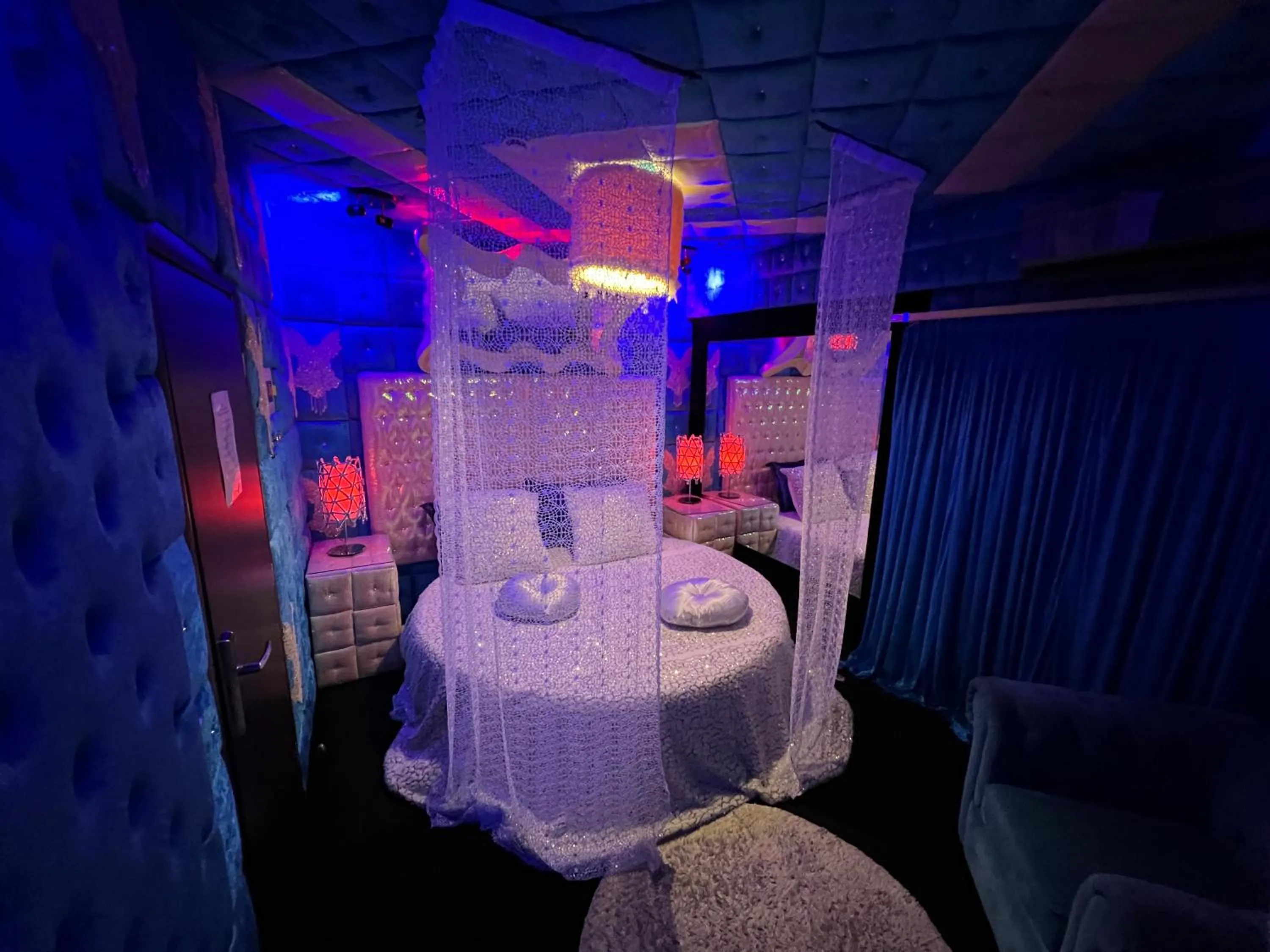 Photo of the whole room in Xcite Hotel Salem