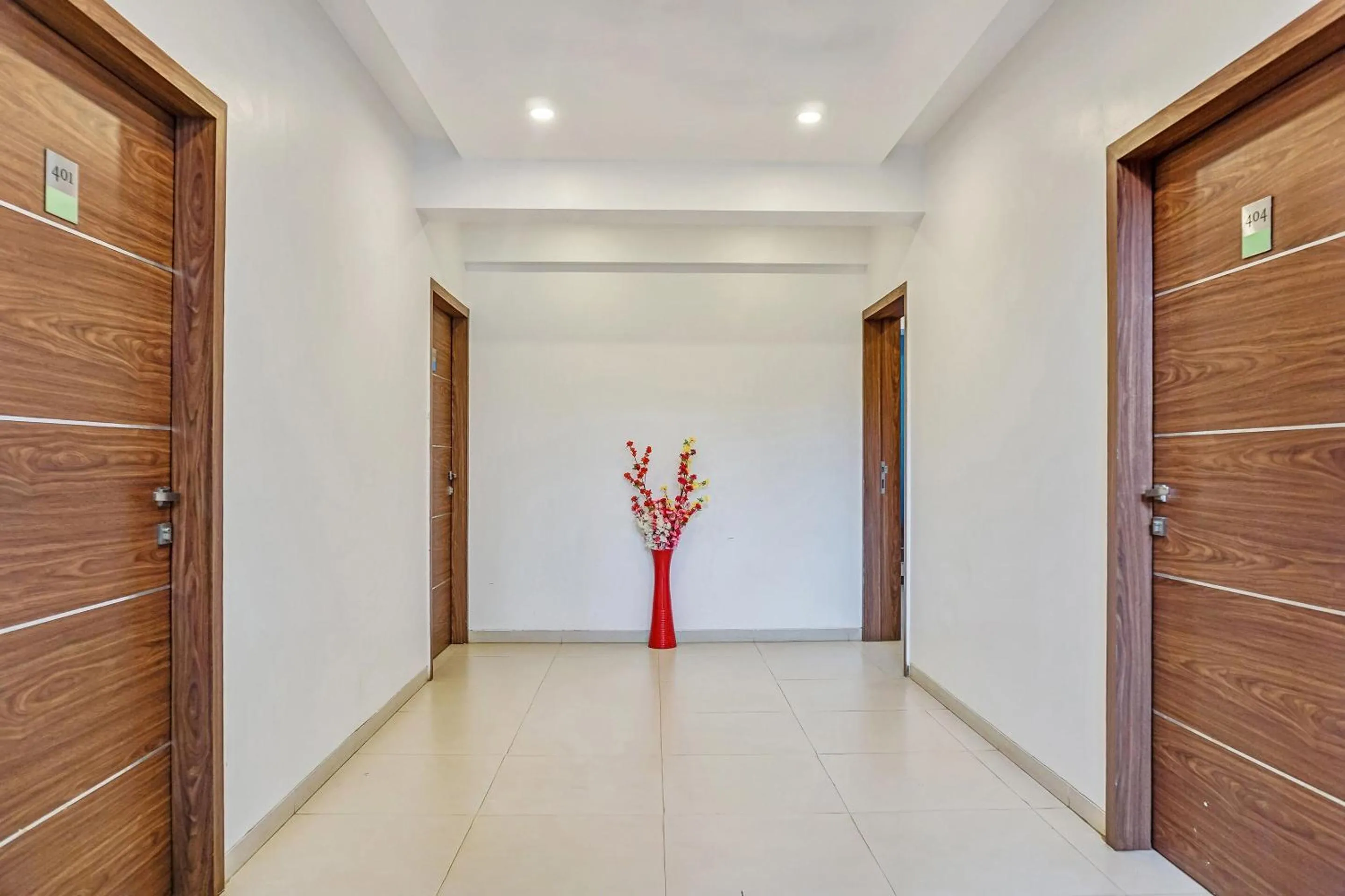Lobby or reception in Super Townhouse The Upper Room Near Pune Airport