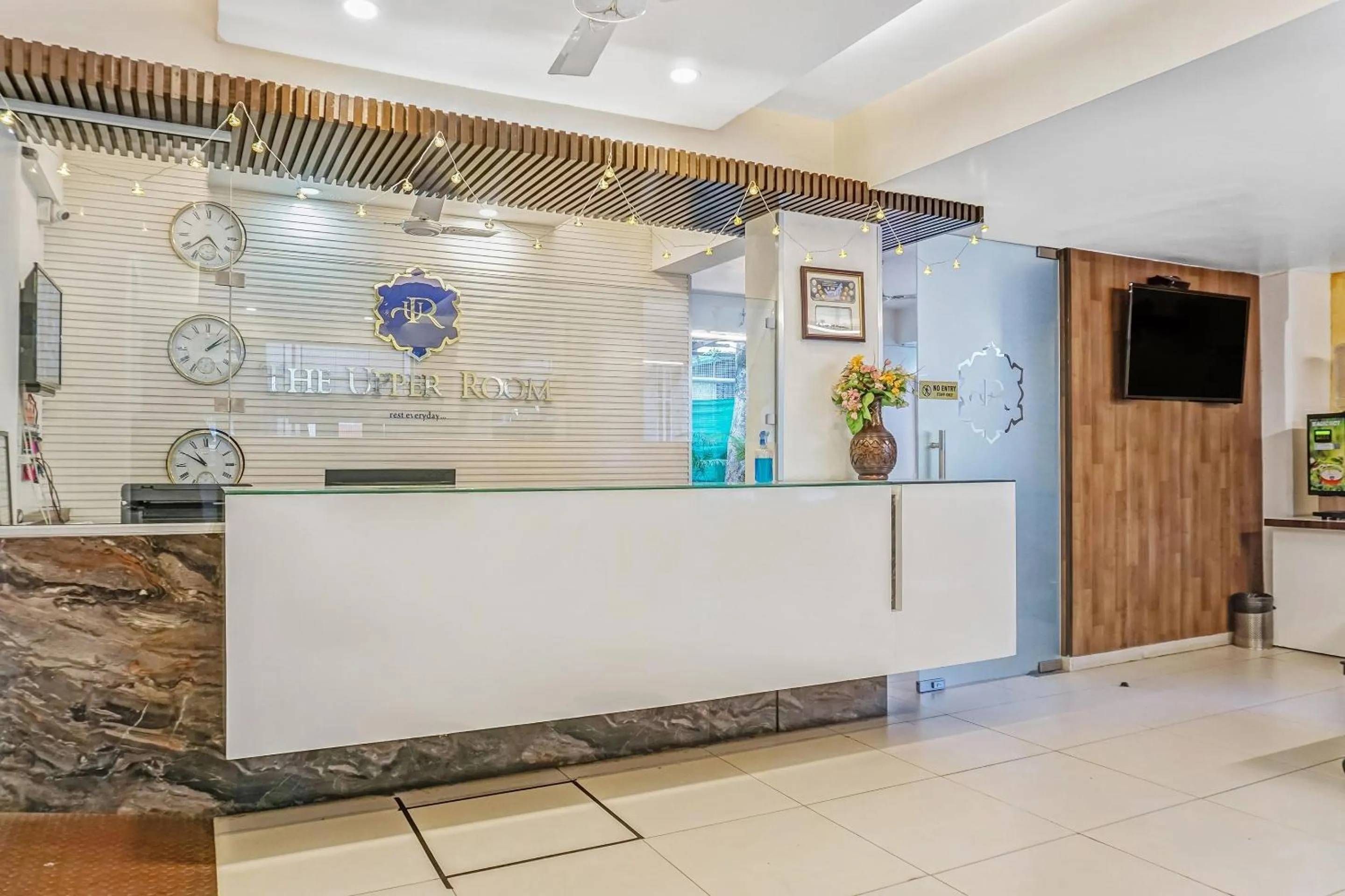 Lobby or reception in Super Townhouse The Upper Room Near Pune Airport