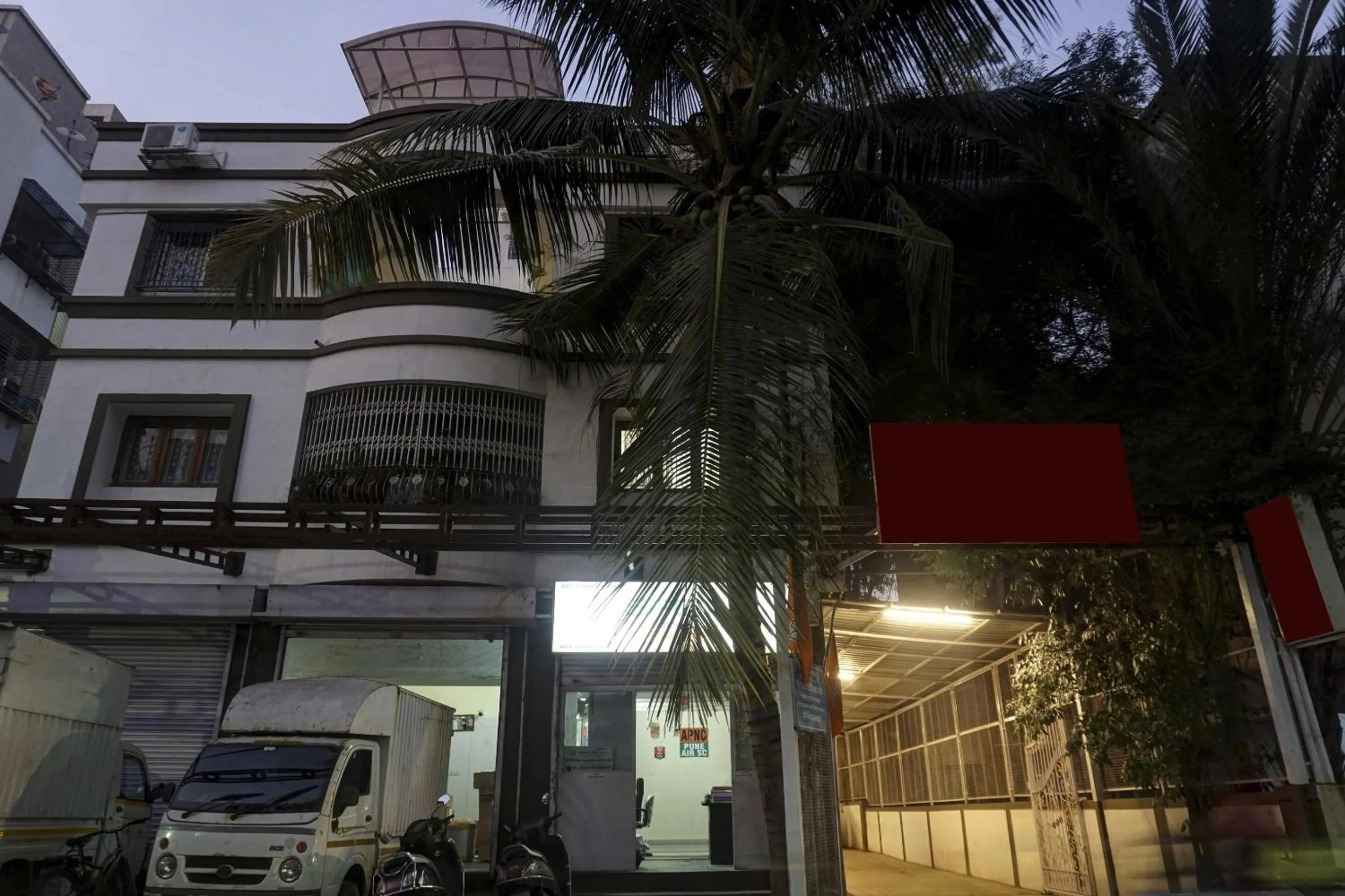 Facade/entrance in Super Townhouse The Upper Room Near Pune Airport