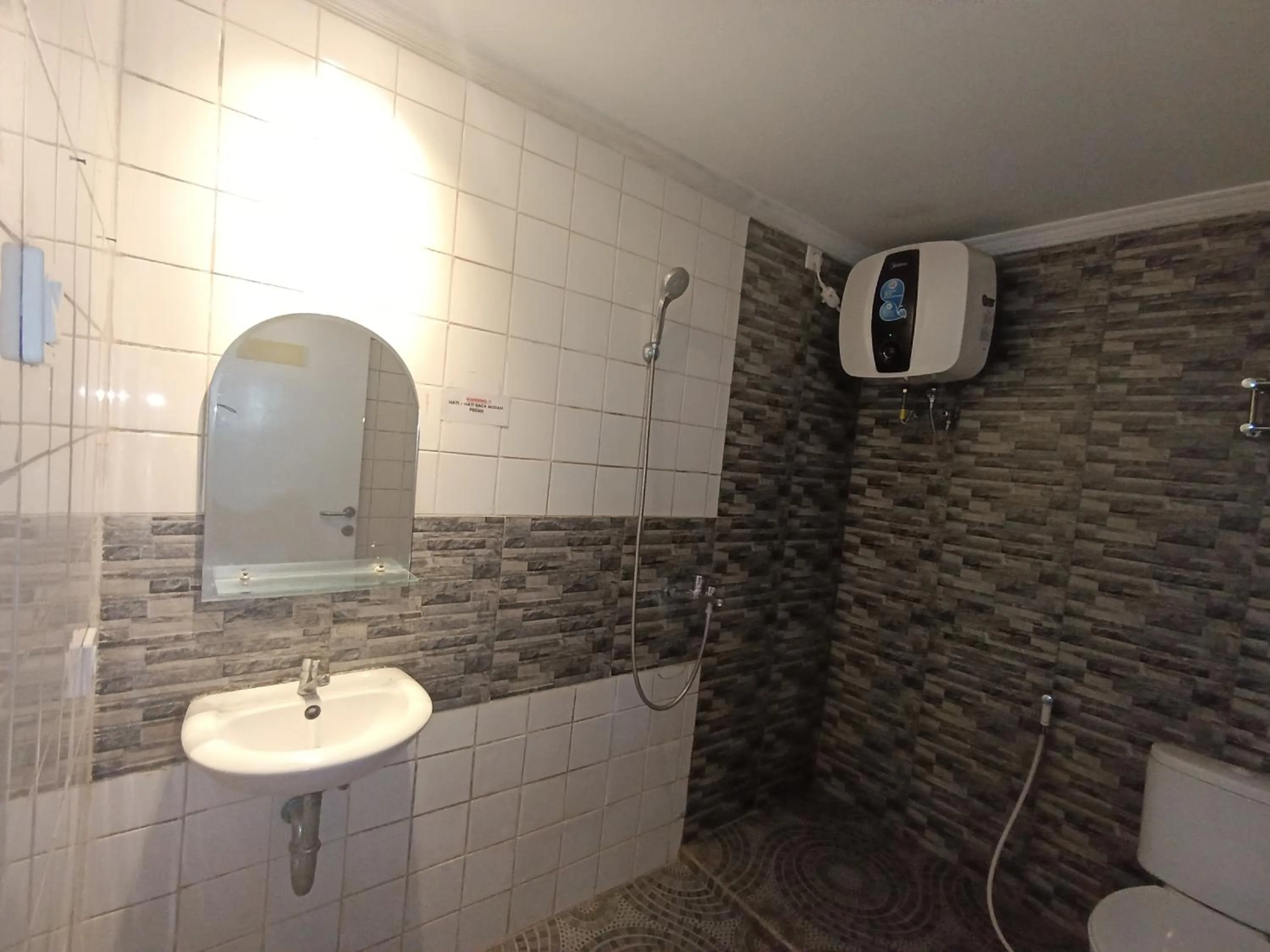 Toilet in Mamifokobo Guest House