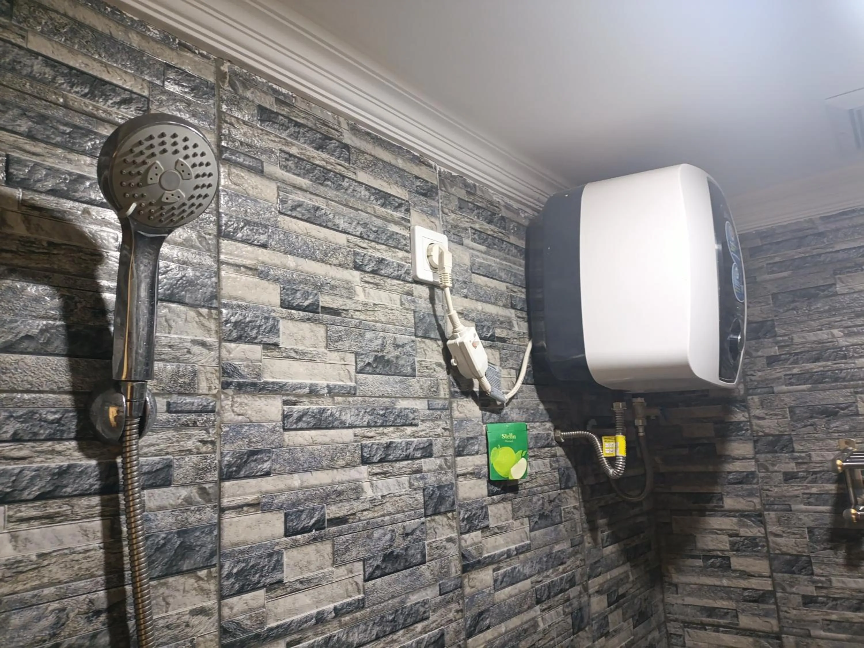 Shower in Mamifokobo Guest House