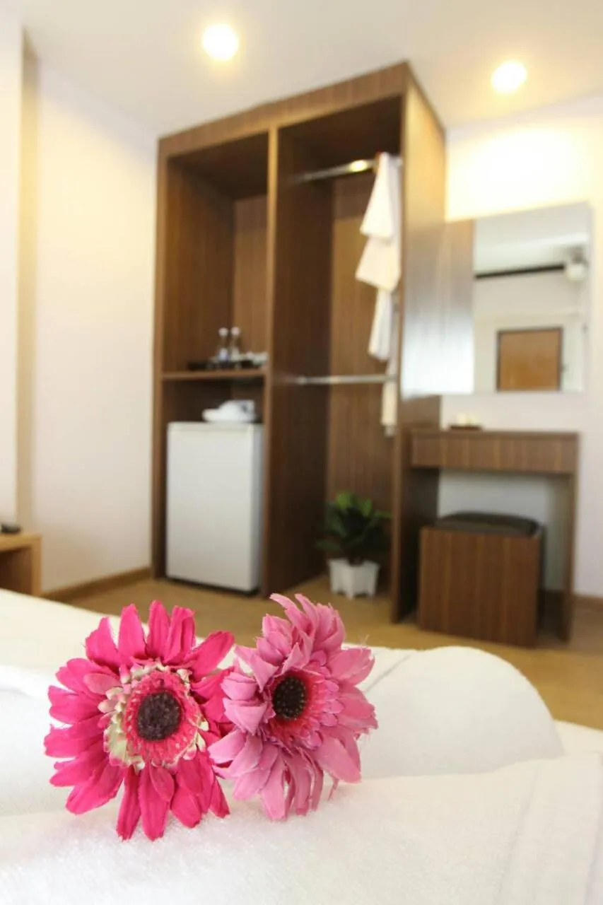 Staff, Bed in Beerapan Hotel