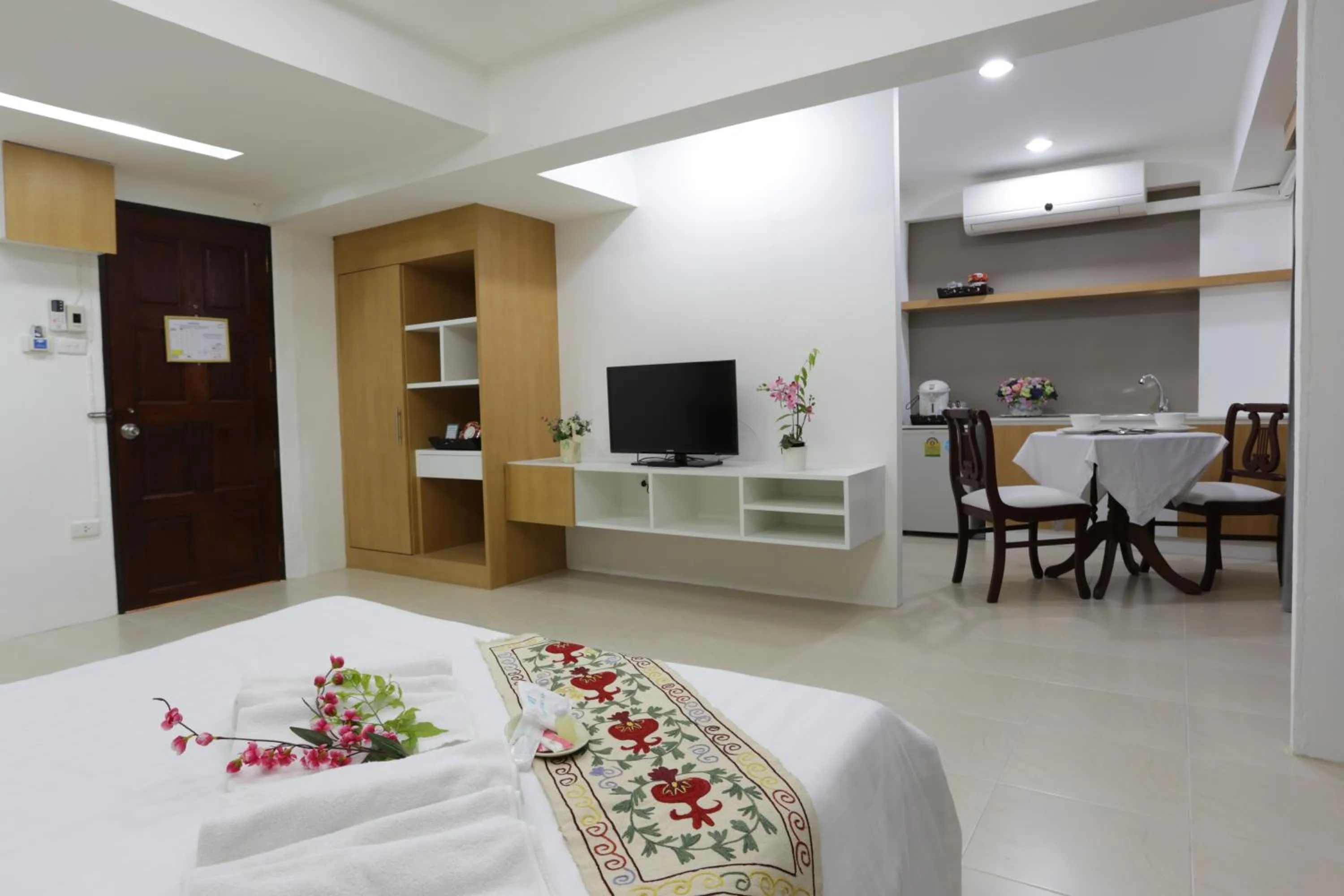 Kitchen or kitchenette, Bed in Beerapan Hotel