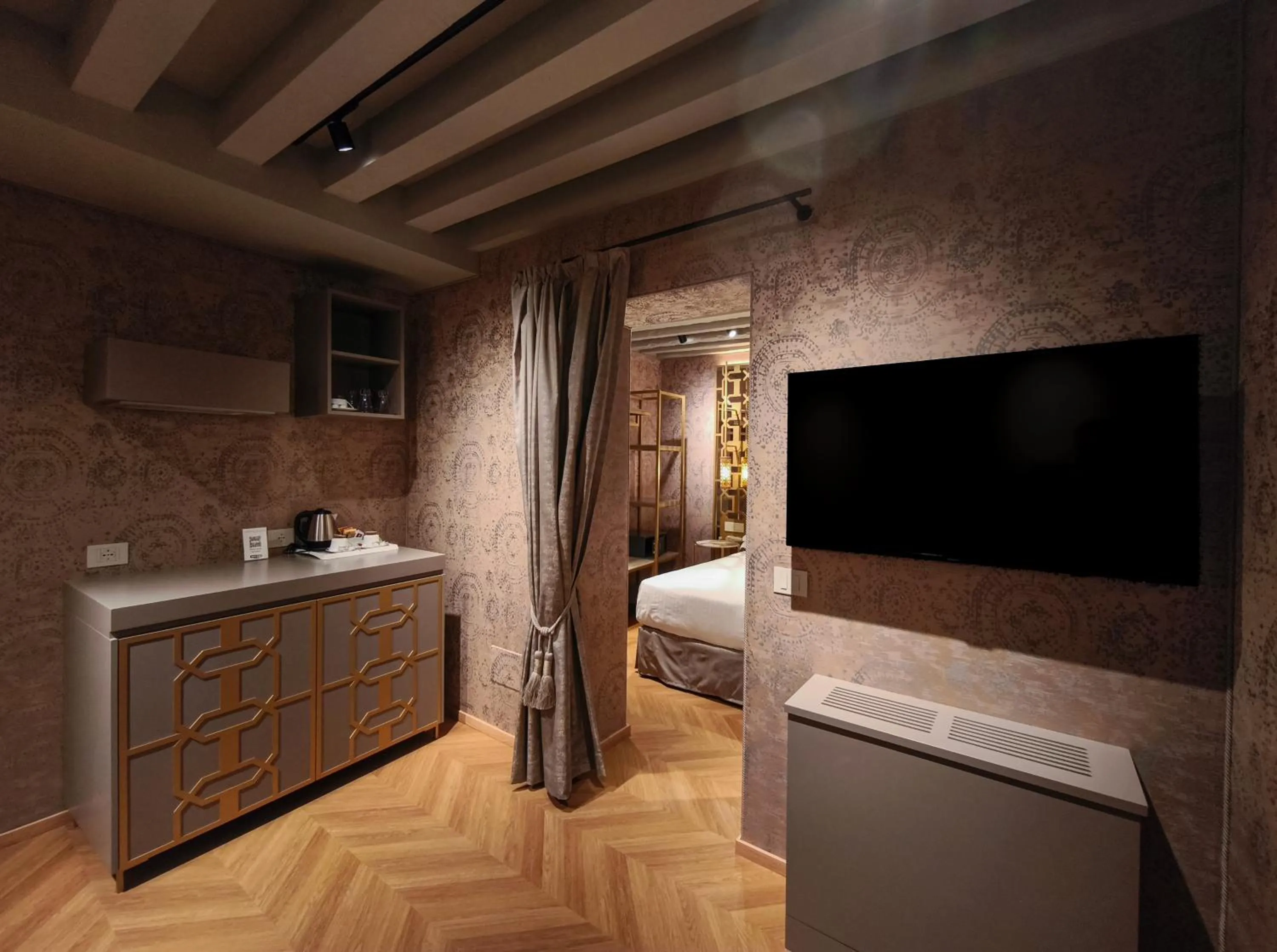 TV and multimedia, Bed in Hotel Antiche Figure