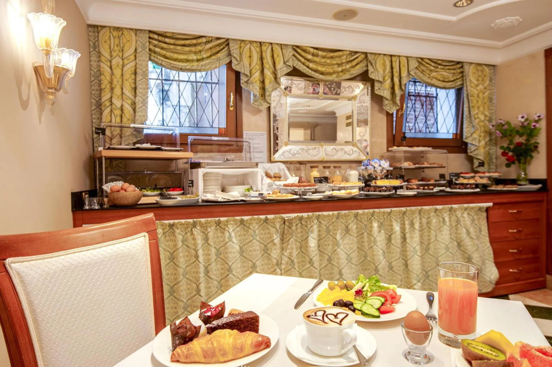 Breakfast in Hotel Antiche Figure