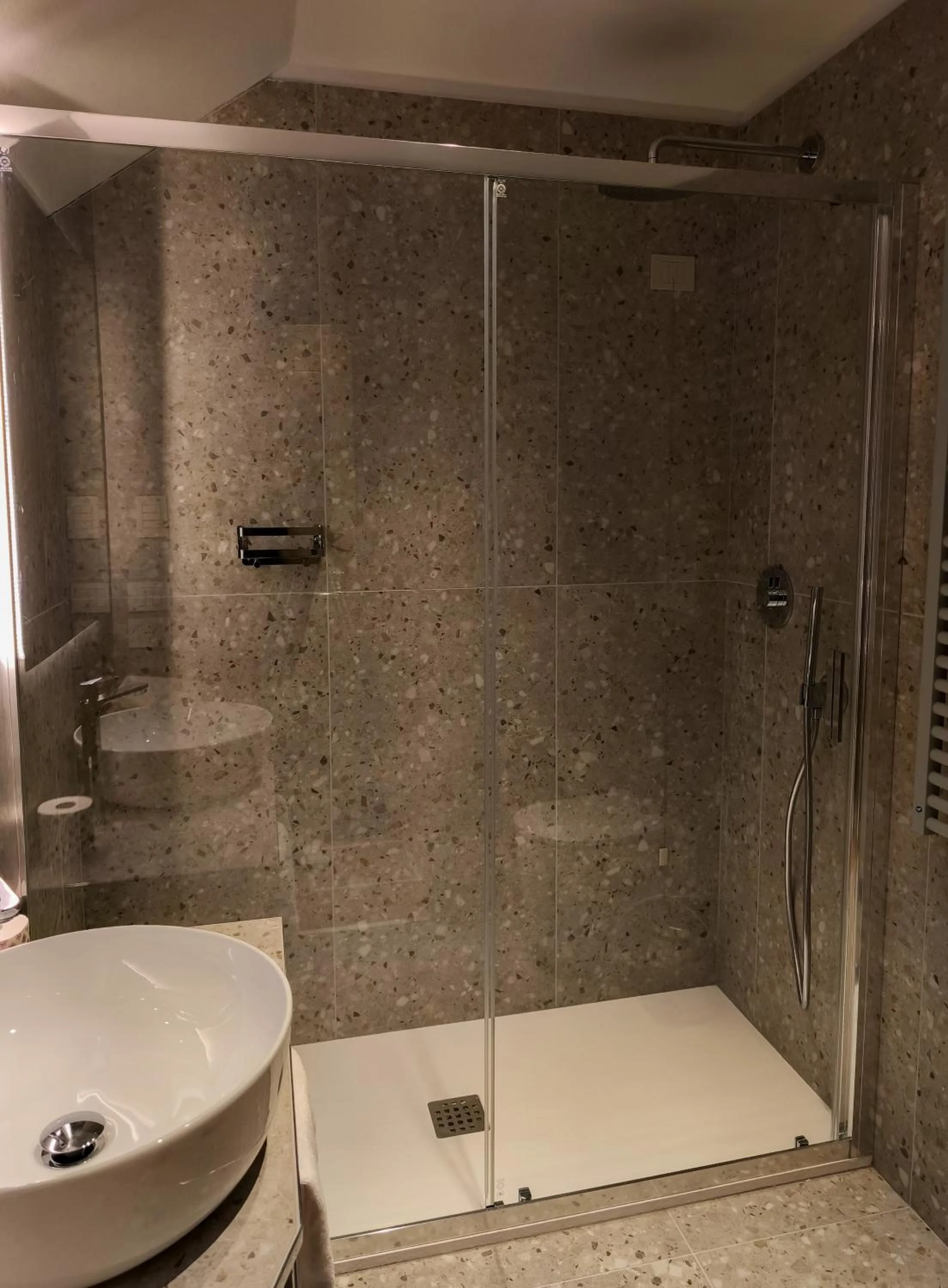 Shower in Hotel Antiche Figure