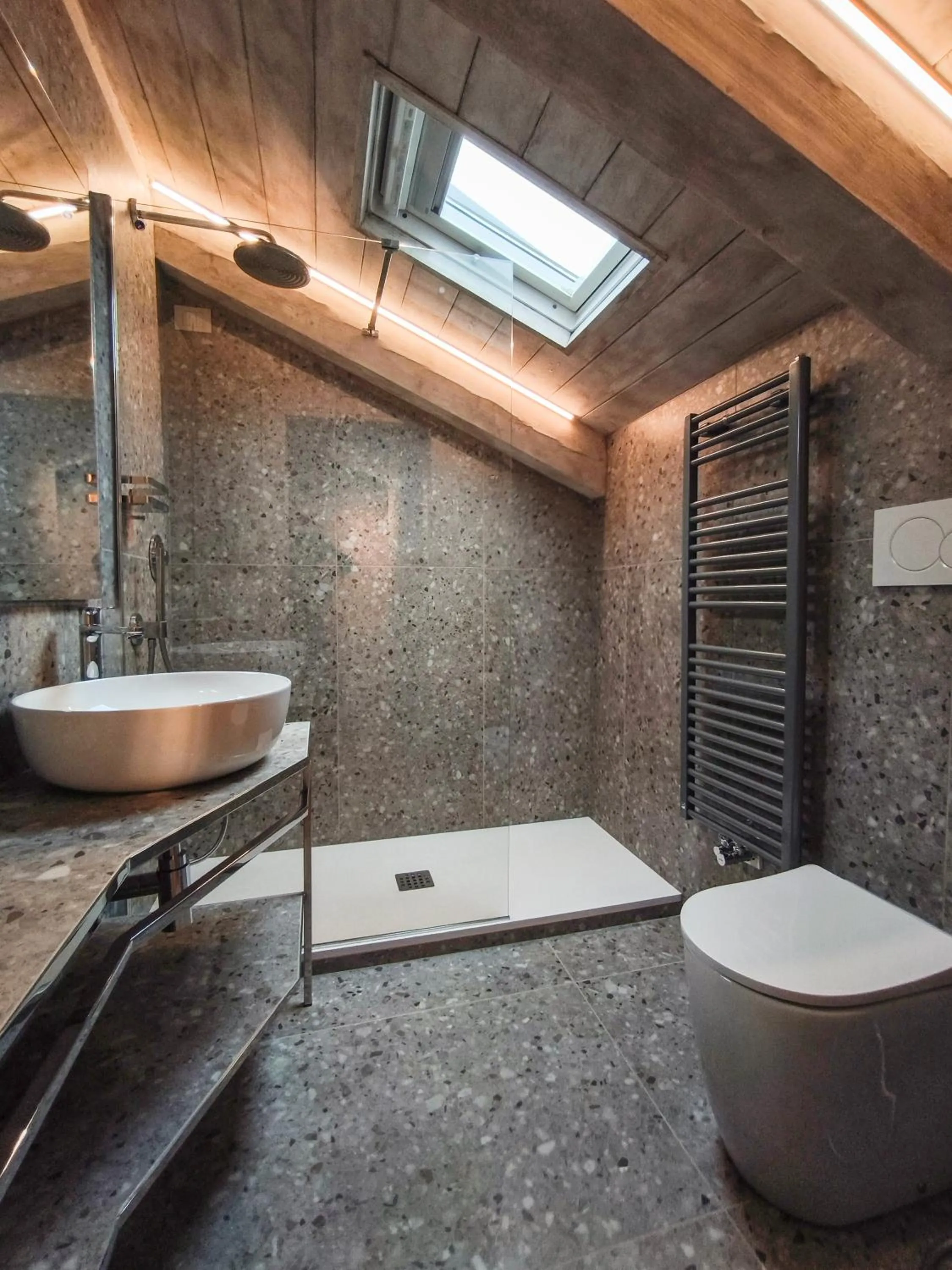 Shower in Hotel Antiche Figure