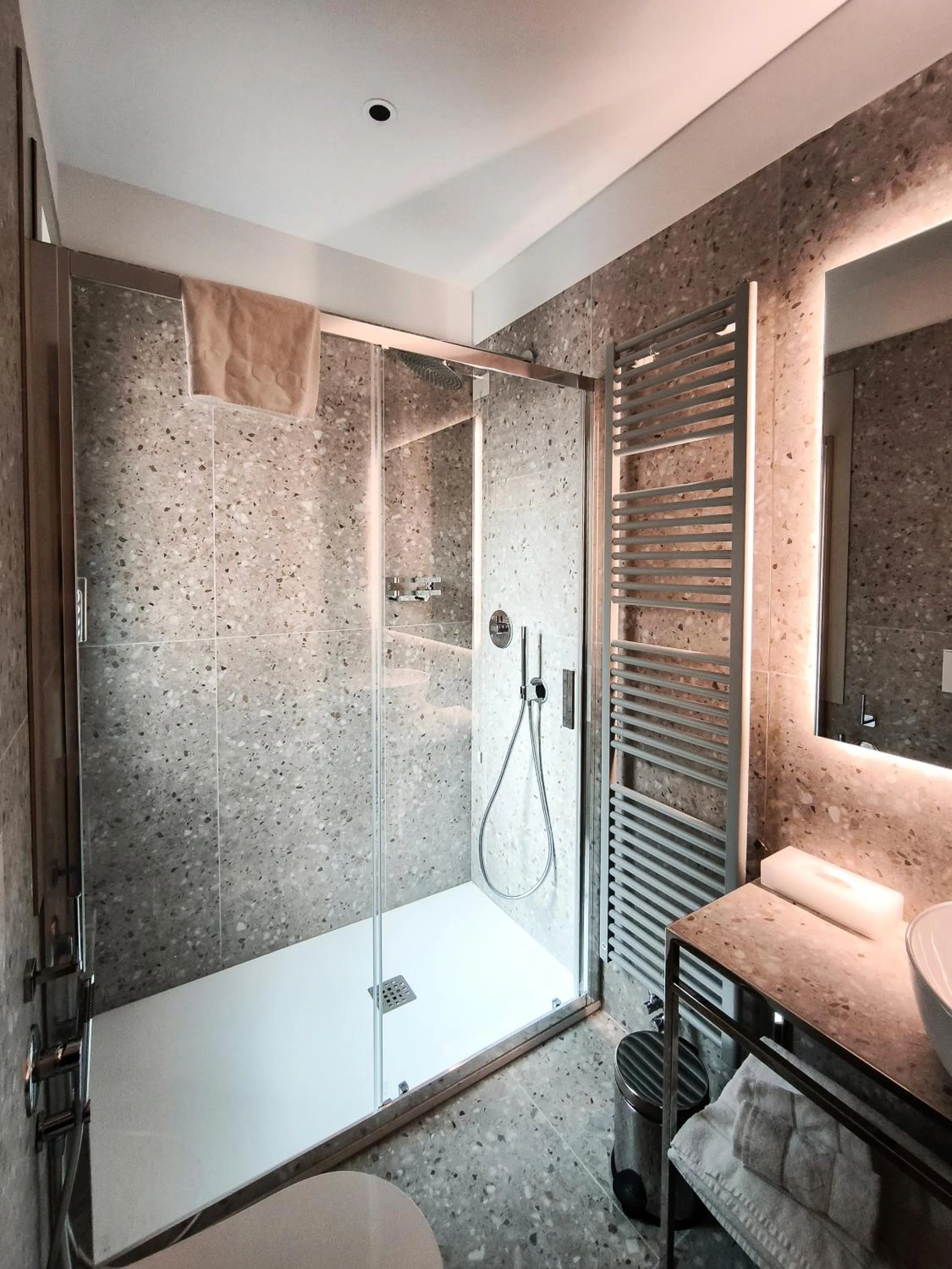 Shower in Hotel Antiche Figure