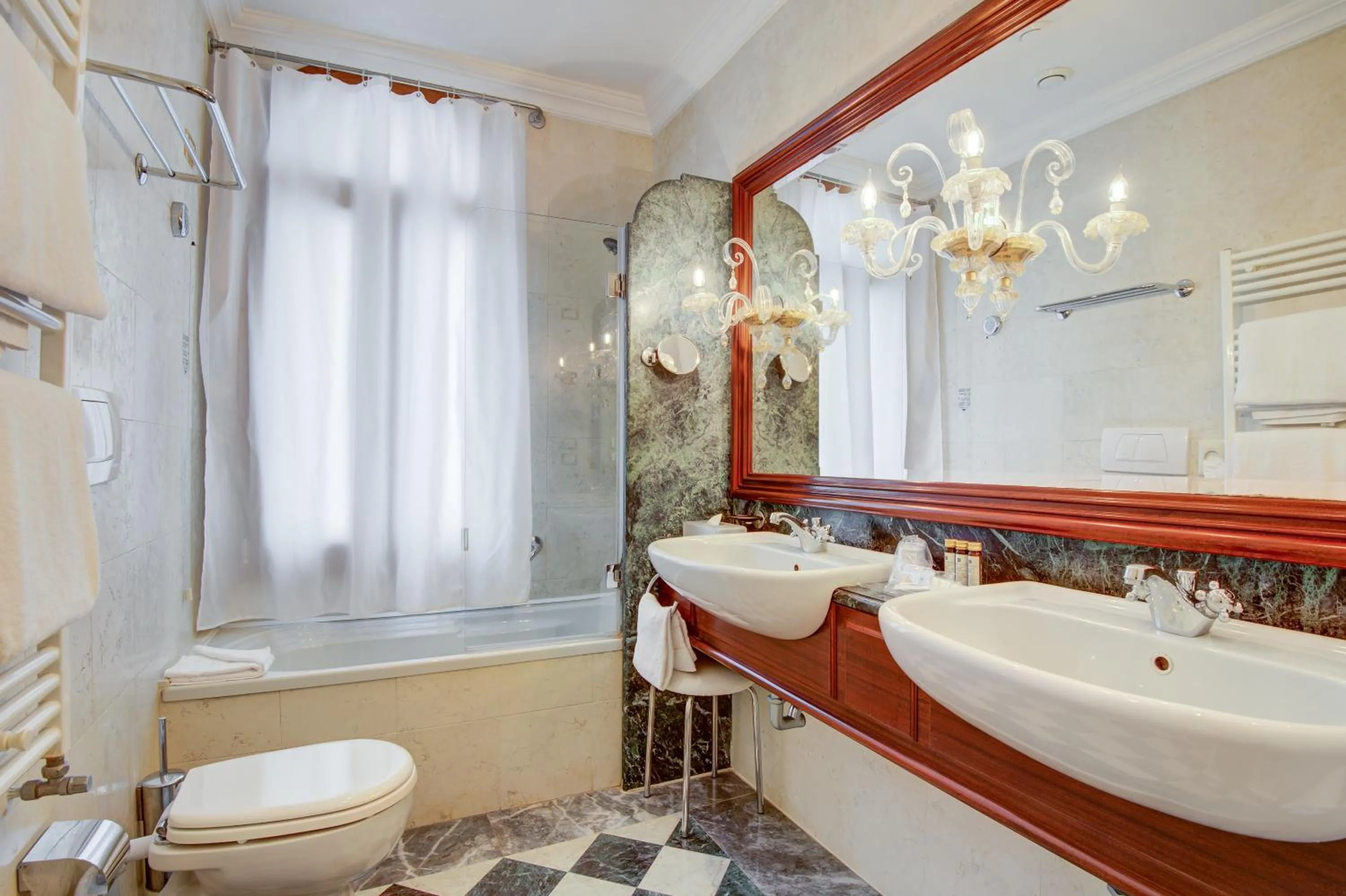 Bathroom in Hotel Antiche Figure