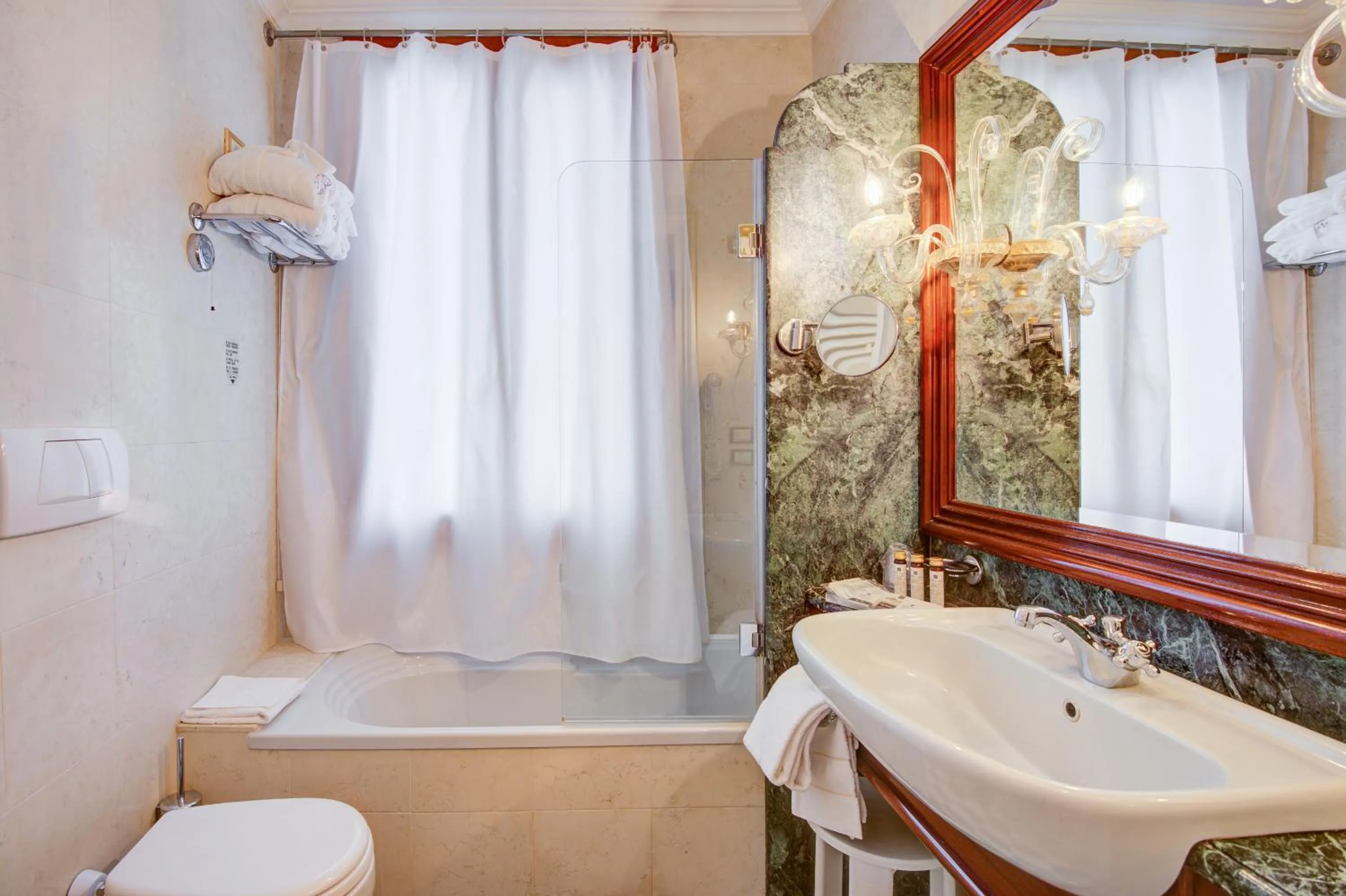 Bathroom in Hotel Antiche Figure