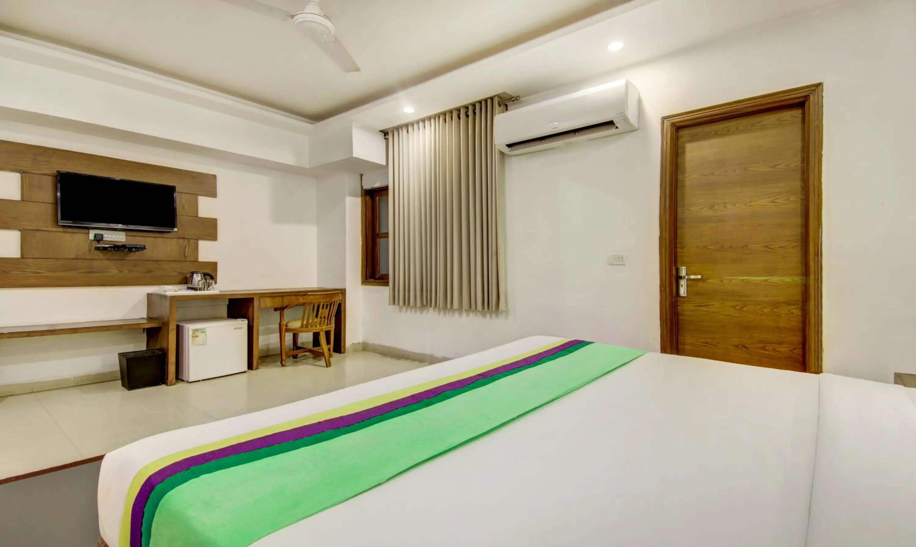 Bedroom, Bed in Treebo The Kings Plaza