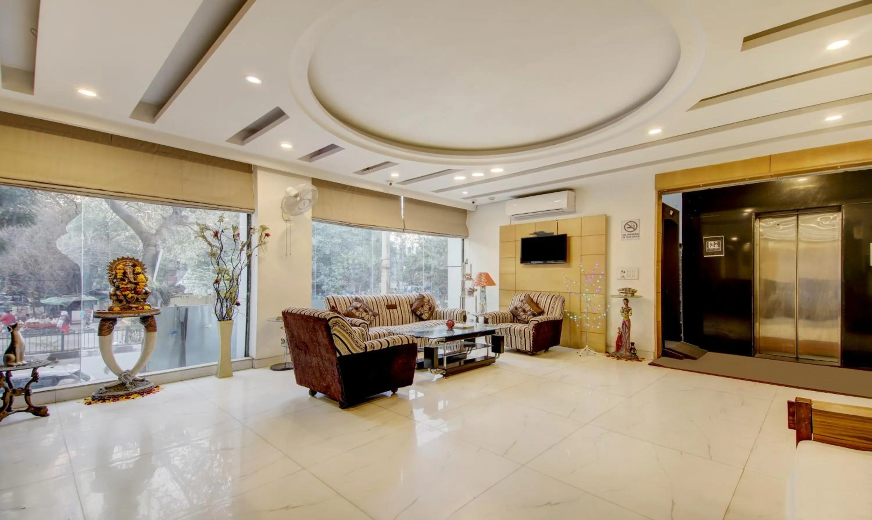 Seating area in Treebo The Kings Plaza