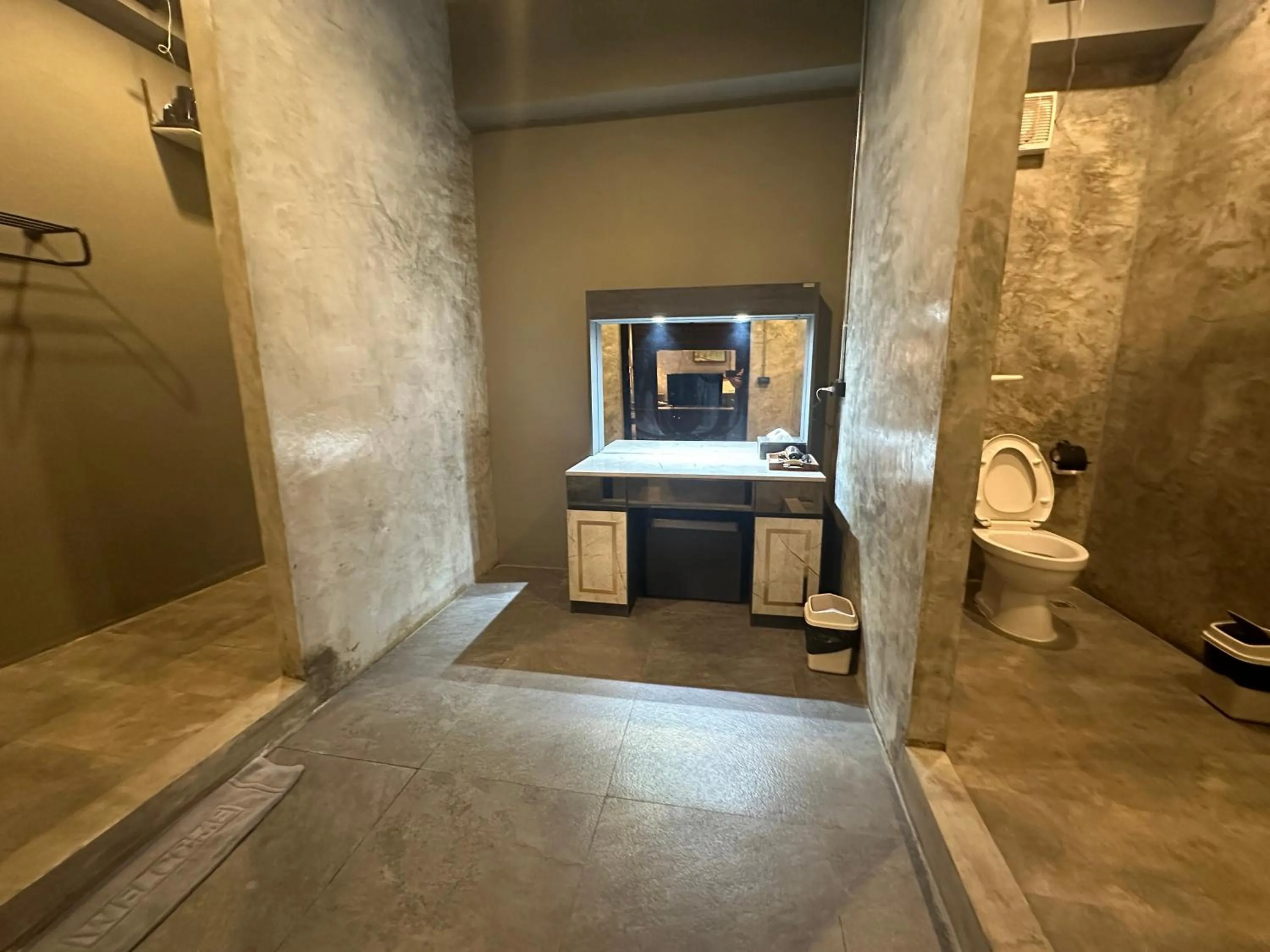 Toilet in Premier Hostel Chiang Mai