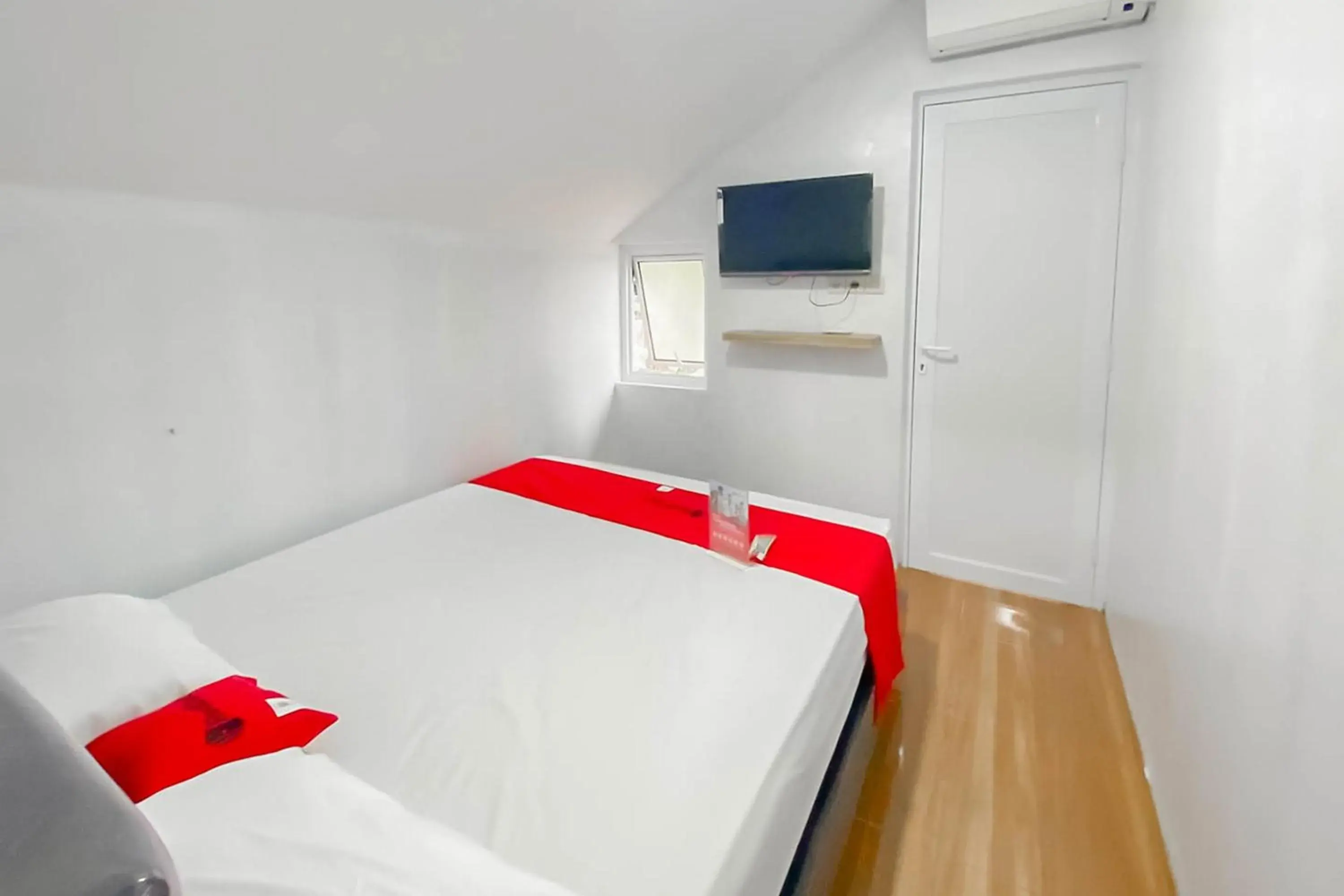 Bathroom, Bed in RedDoorz Syariah Plus At Cipanas Cianjur Bathroom, Bed in RedDoorz Syariah Plus At Cipanas Cianjur