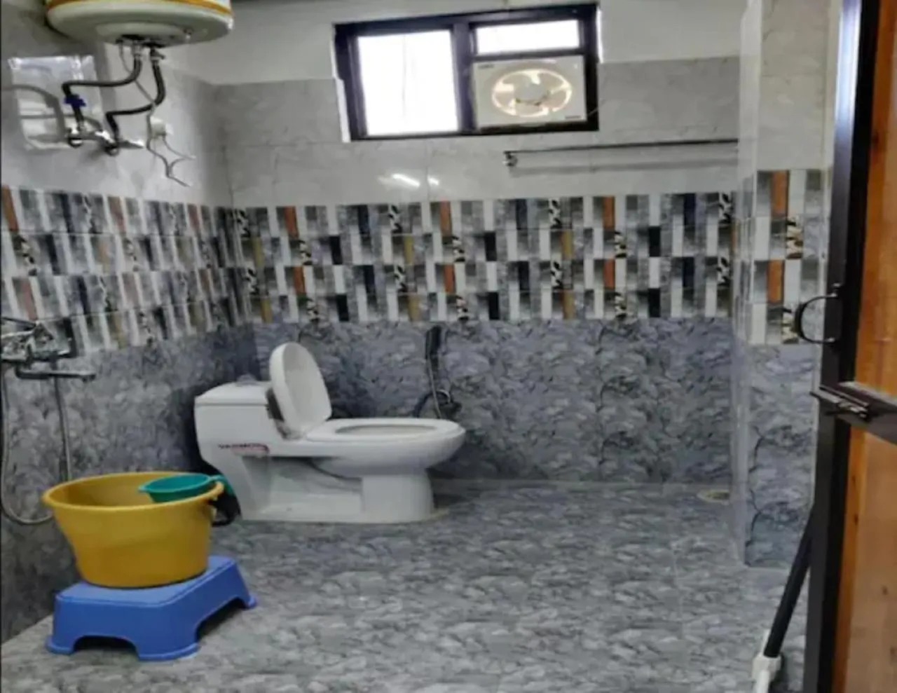 Shower in Oak wood Homestay Banikhet