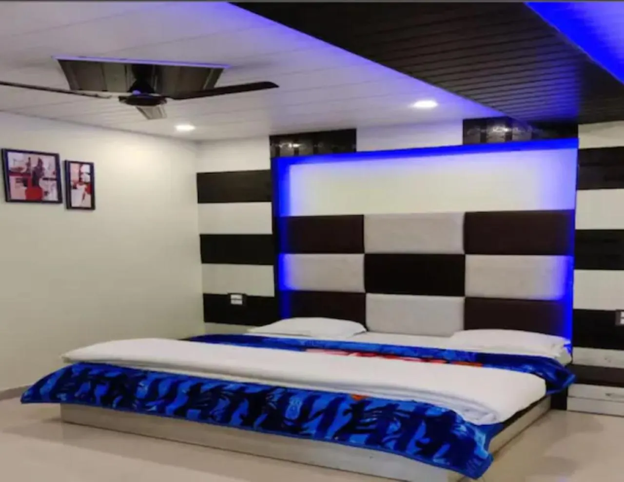 Property building, Bed in Oak wood Homestay Banikhet