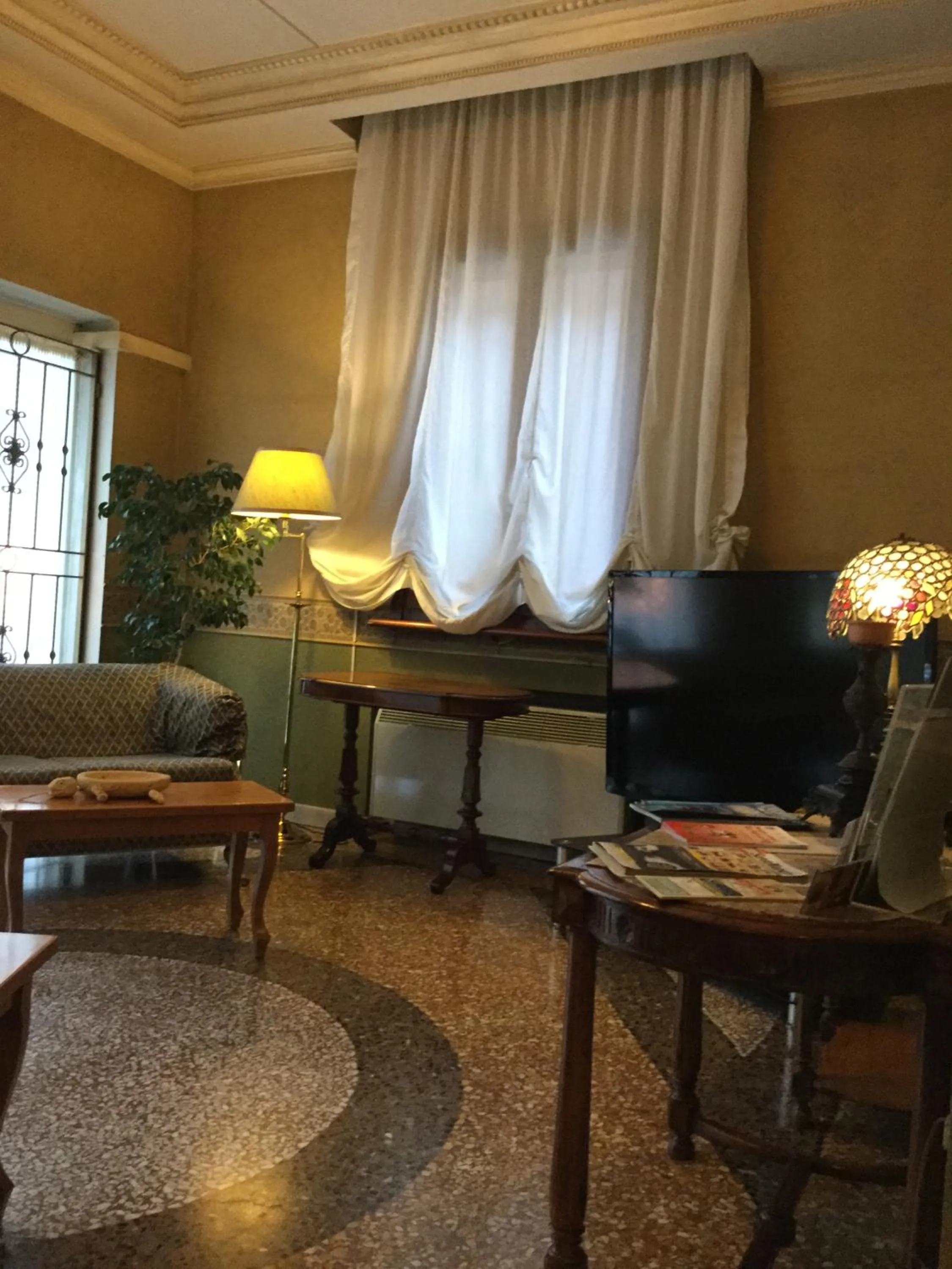TV and multimedia in Hotel Bentivoglio Residenza D'Epoca