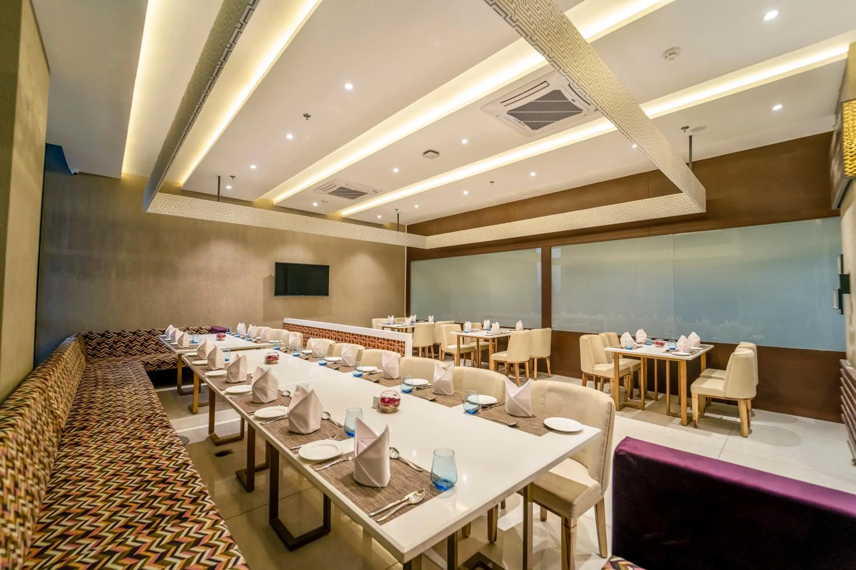 Restaurant/places to eat in Essentia Luxury Hotel Indore