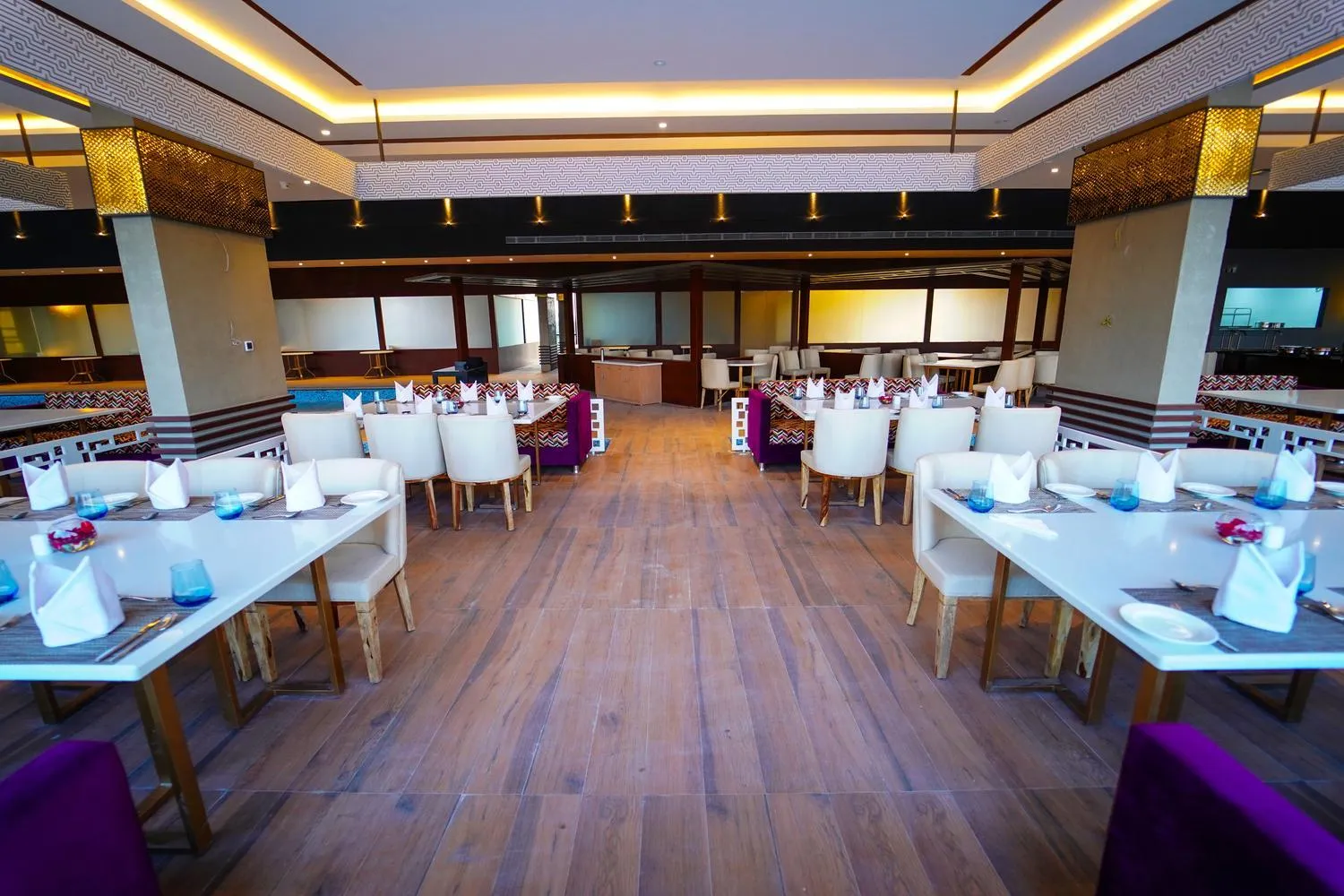 Restaurant/places to eat in Essentia Luxury Hotel Indore