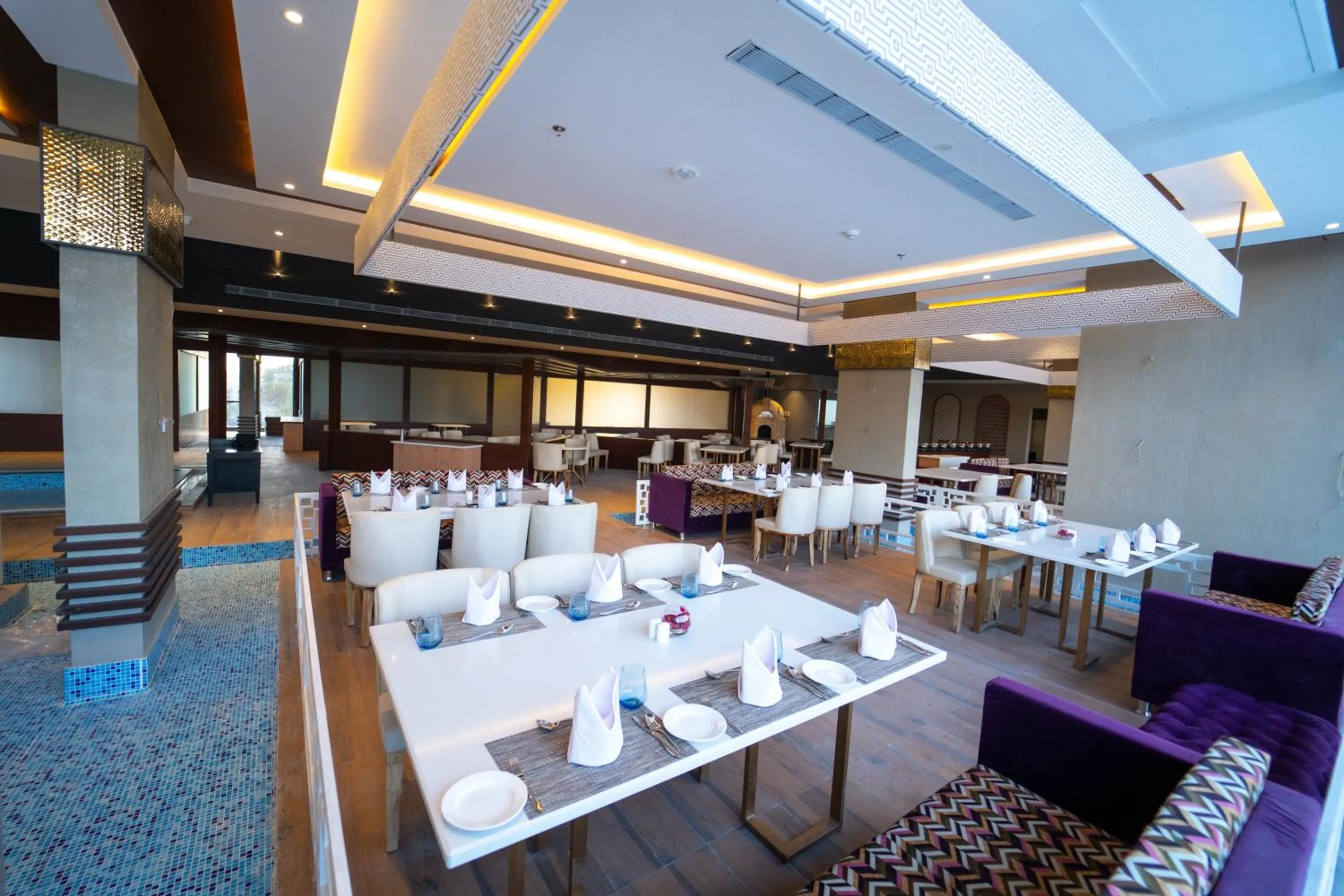 Restaurant/places to eat in Essentia Luxury Hotel Indore