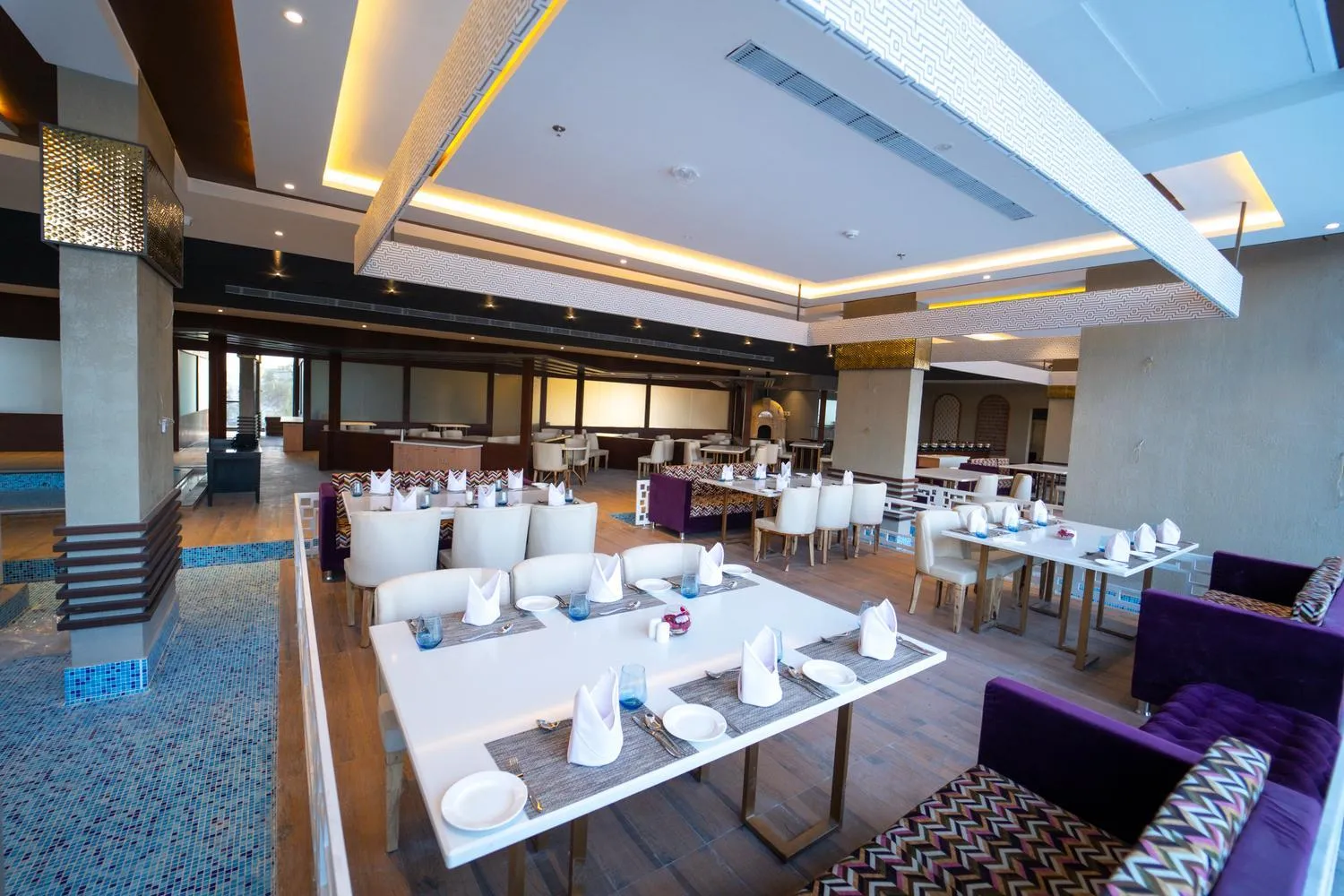 Restaurant/places to eat in Essentia Luxury Hotel Indore