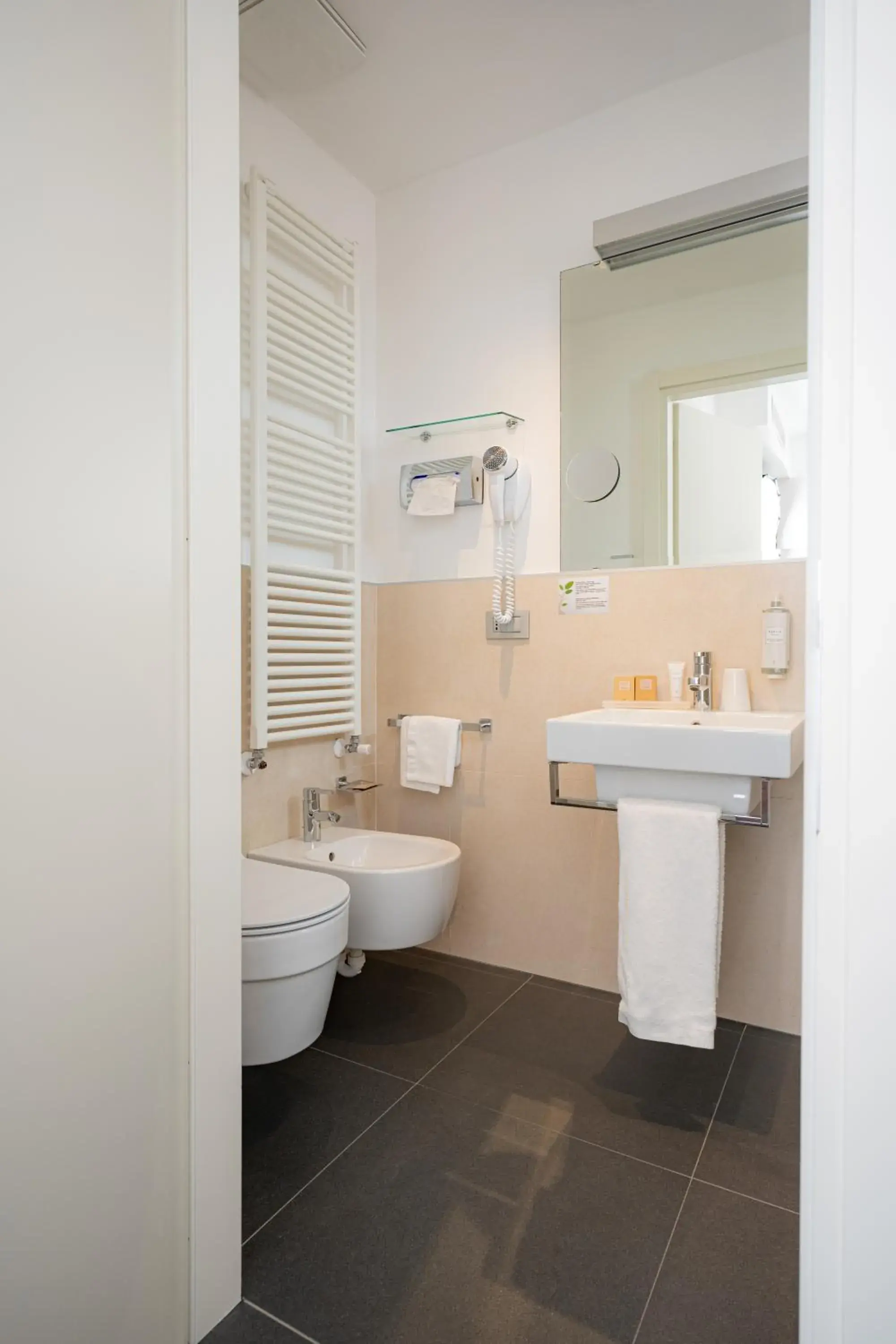 Bathroom in Best Western Plus Hotel De Capuleti Bathroom in Best Western Plus Hotel De Capuleti