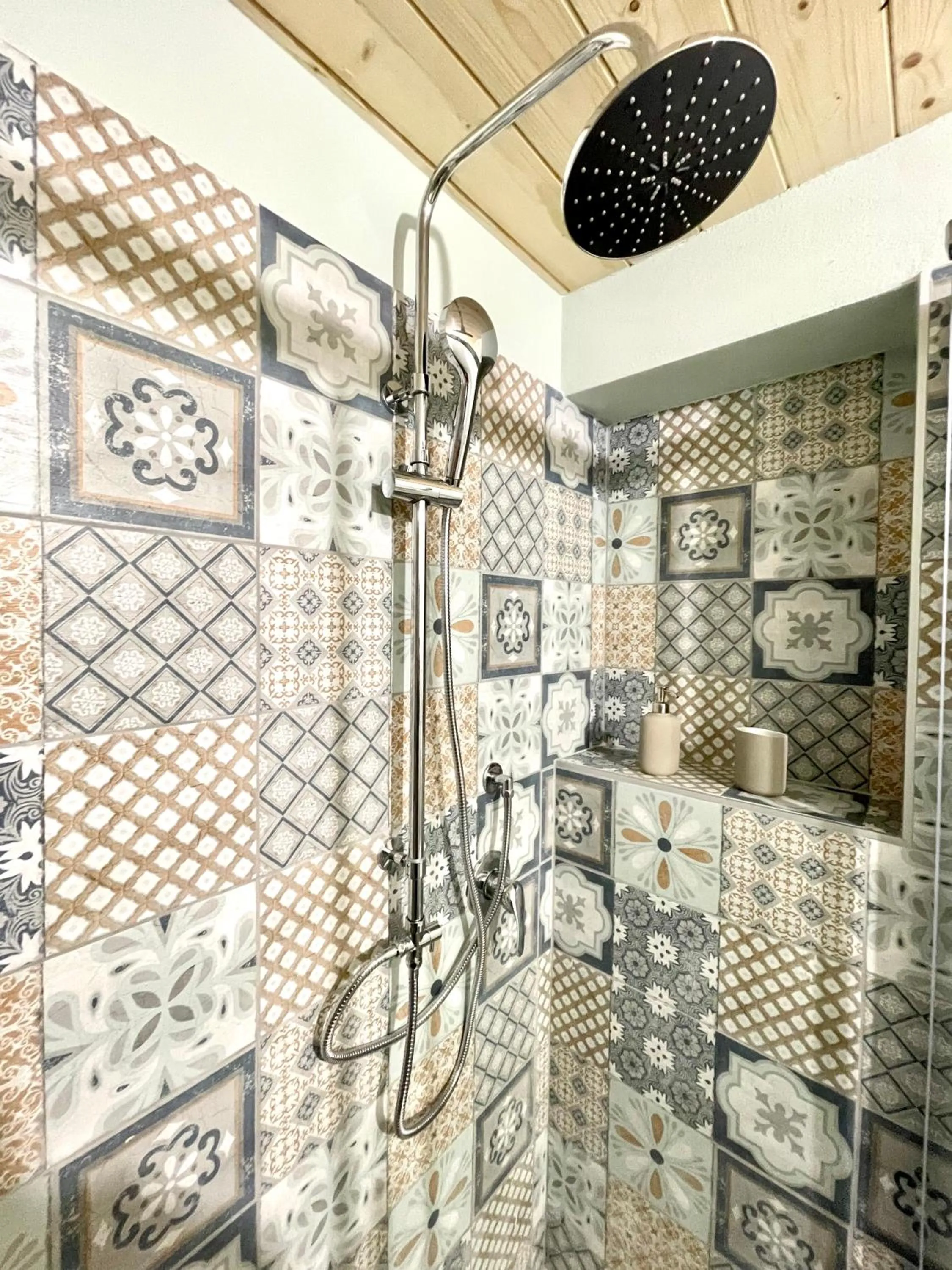 Shower in Loft Munira