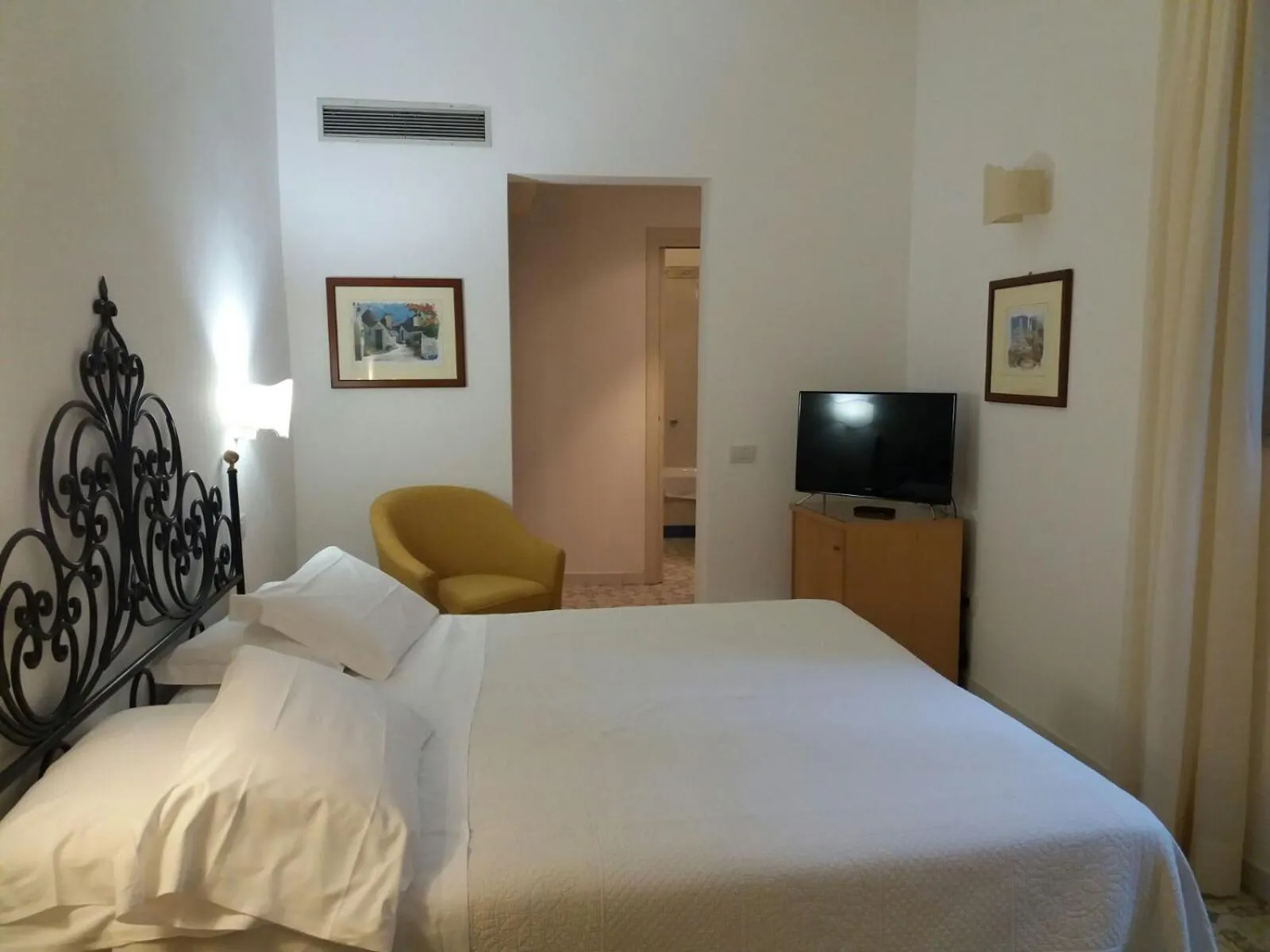 Bed in Hotel Minerva