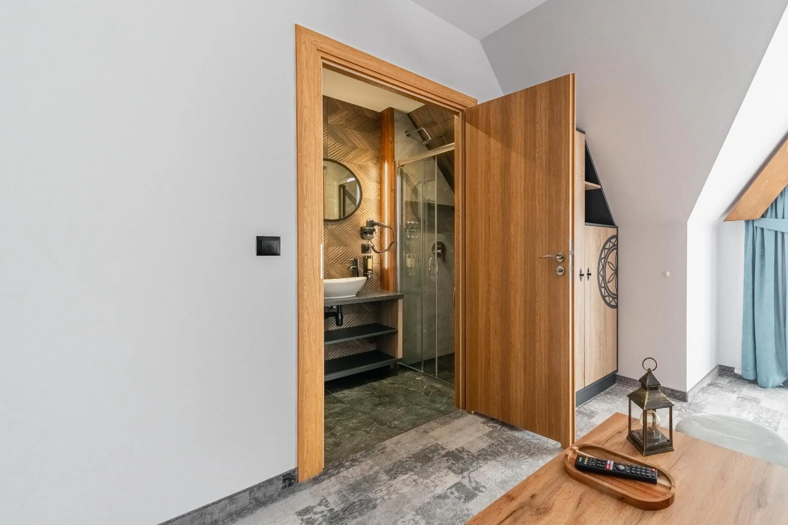 Photo of the whole room in Willa Folk Prestige