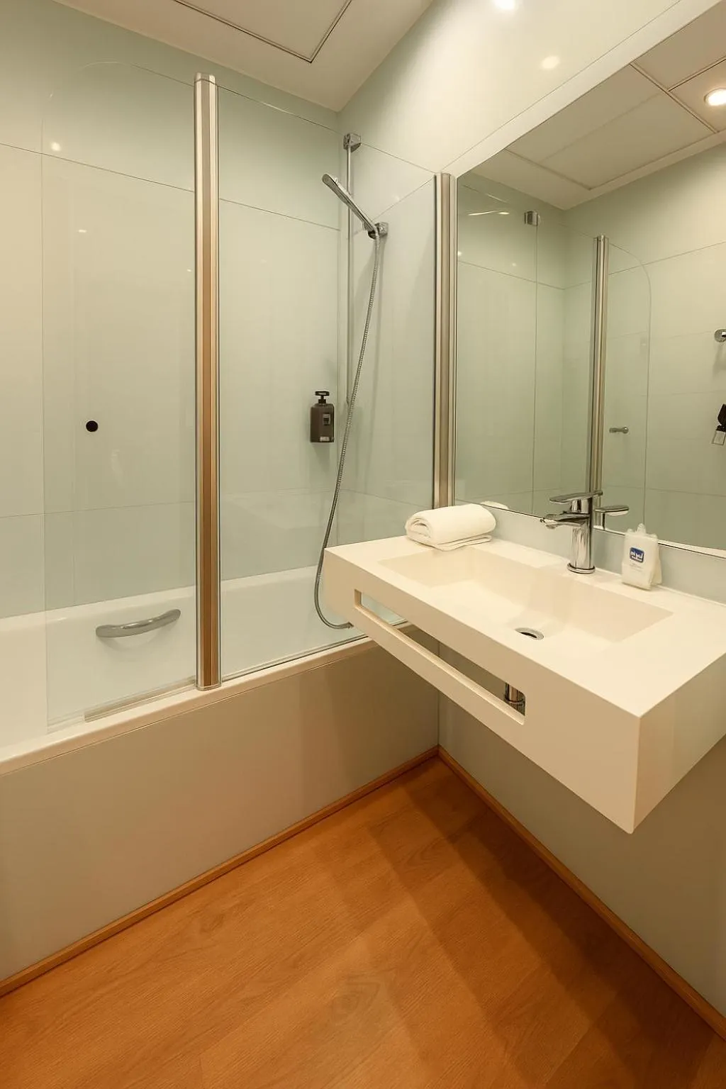 Shower in Hotel Plaza