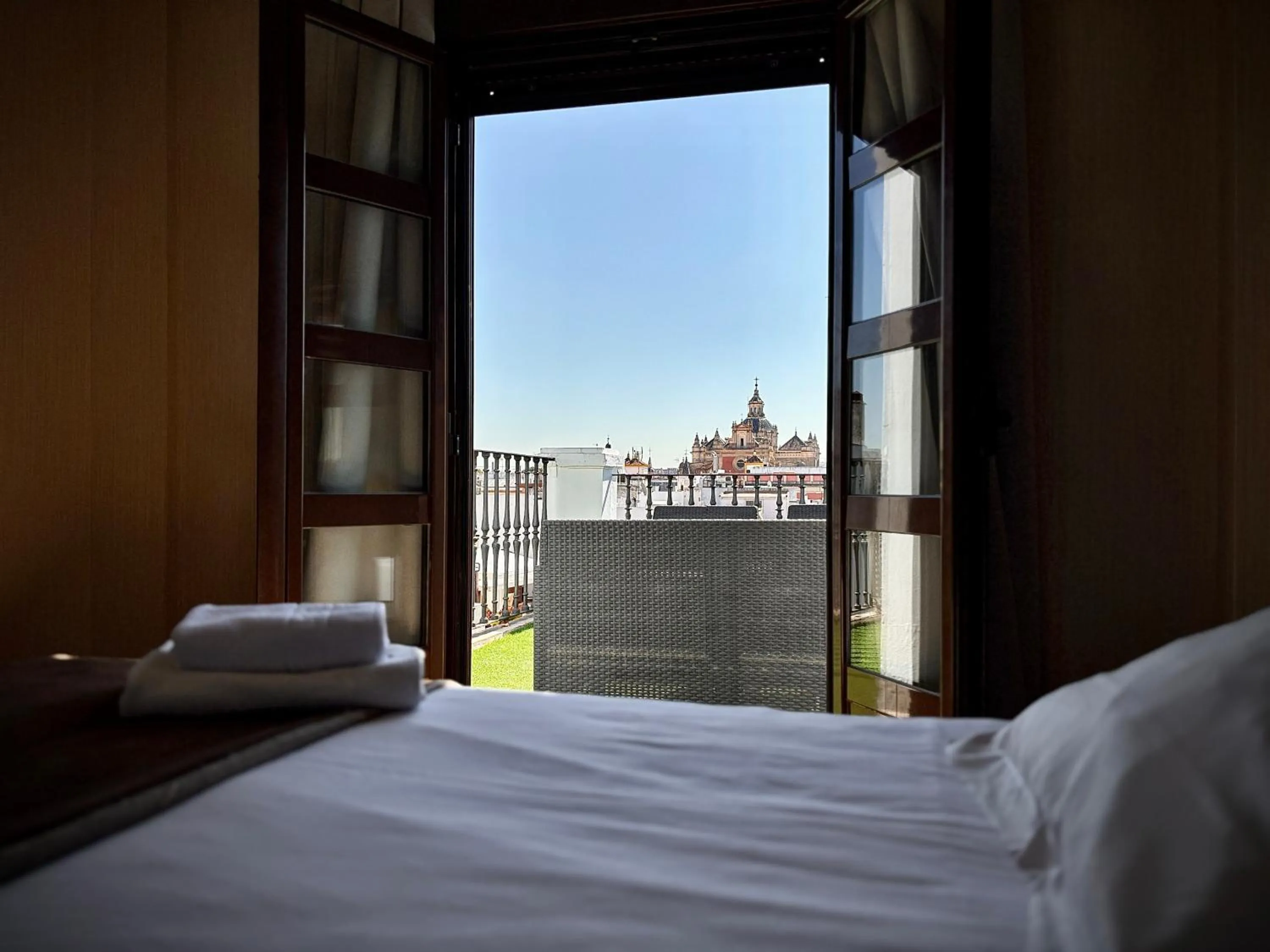 Balcony/Terrace, Bed in Hotel Plaza