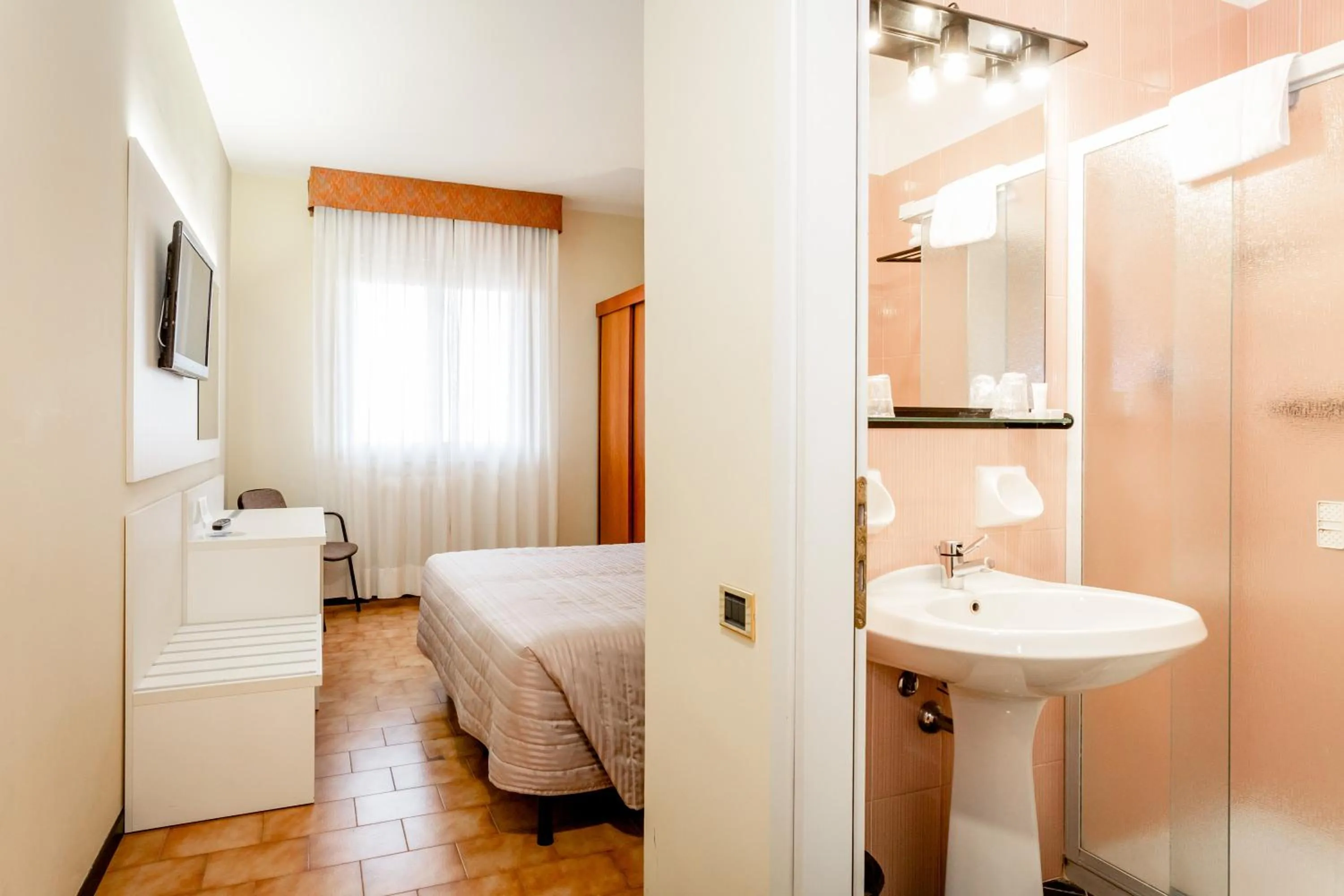 Bathroom, Bed in RHI Porta Bologna