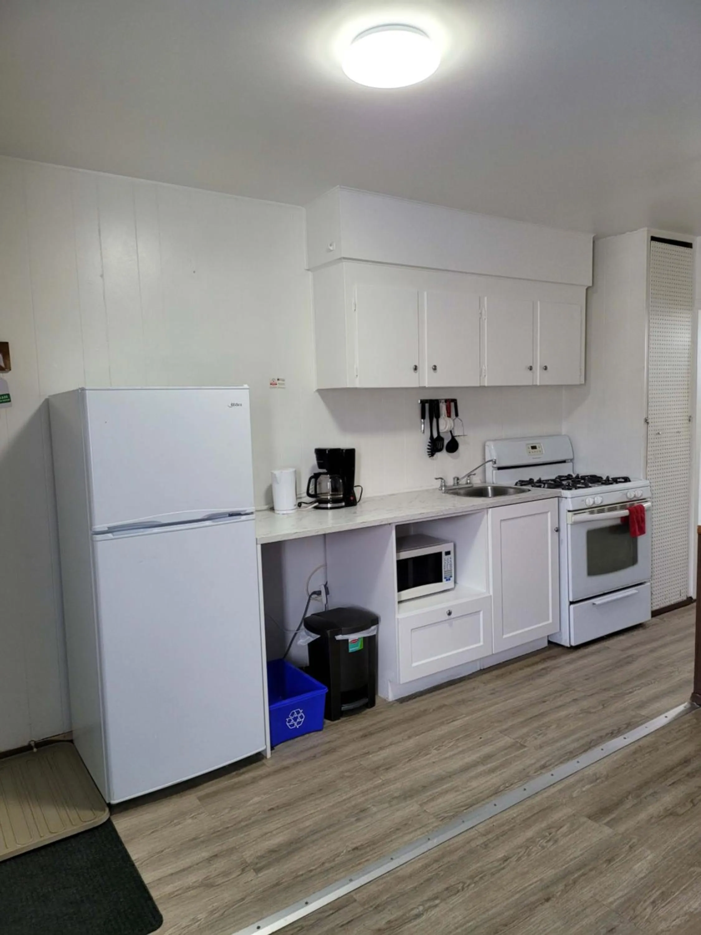 Kitchen or kitchenette in Midtown Motel on Alaska Ave
