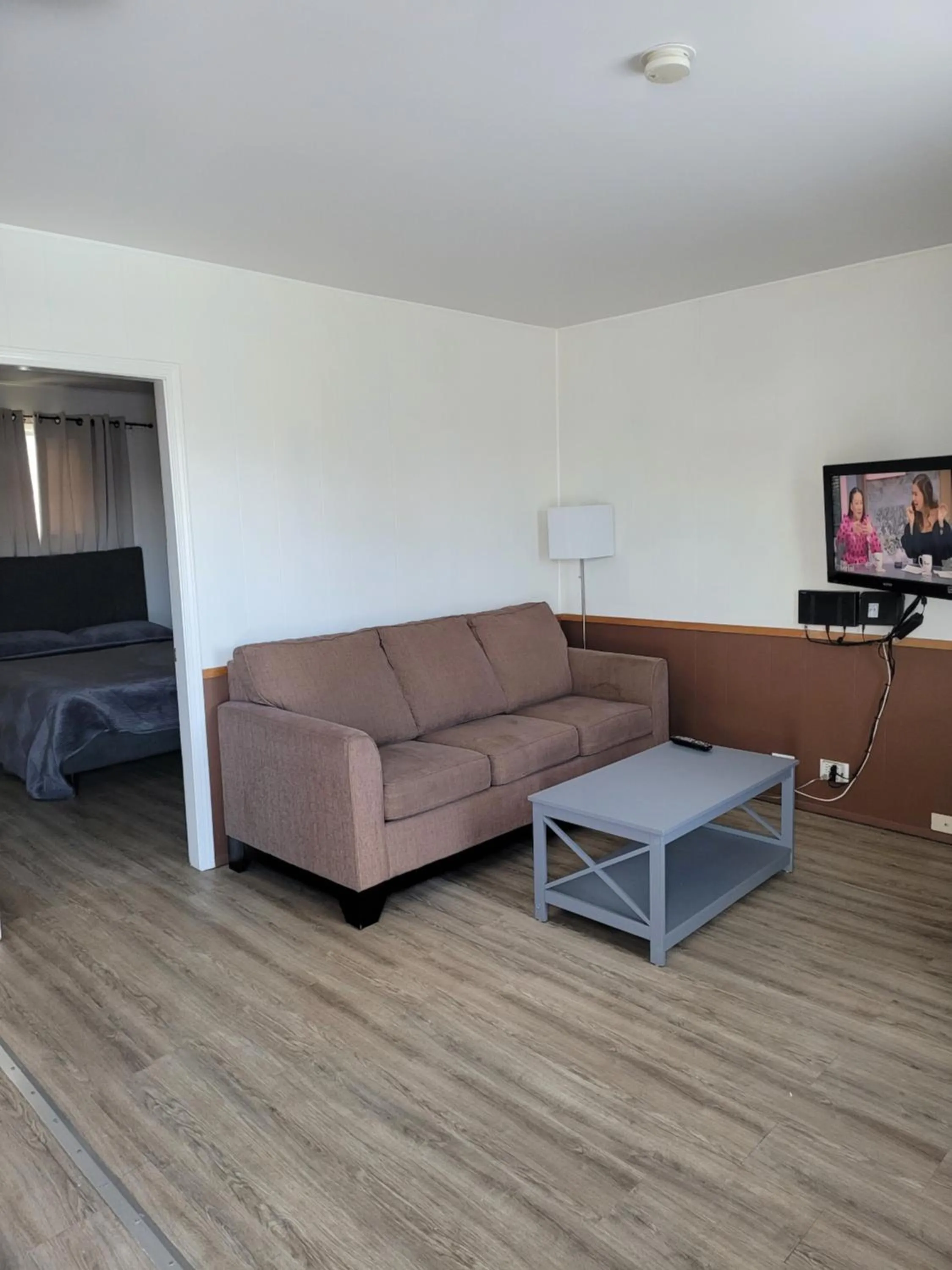 Living room in Midtown Motel on Alaska Ave
