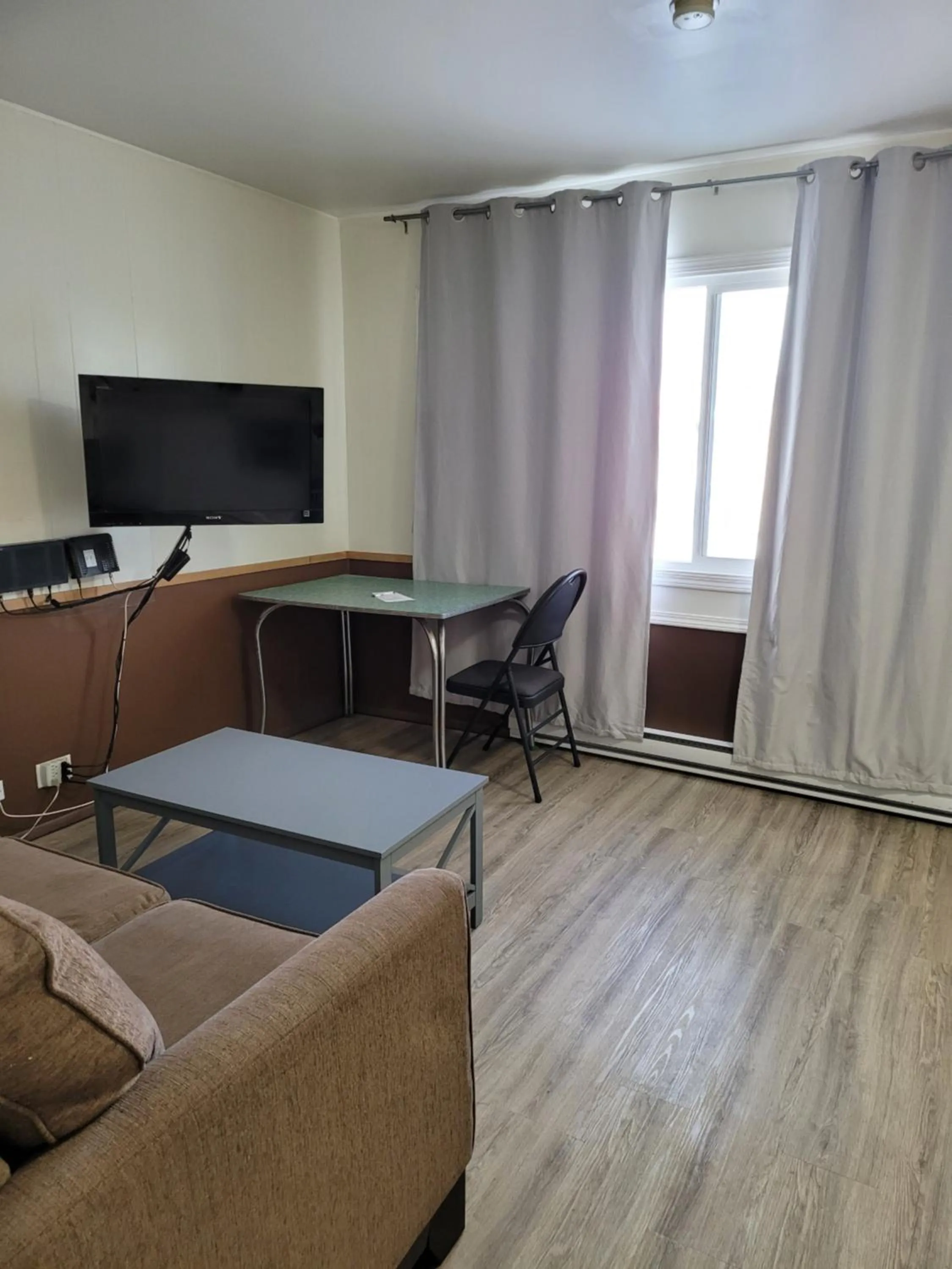 Living room in Midtown Motel on Alaska Ave