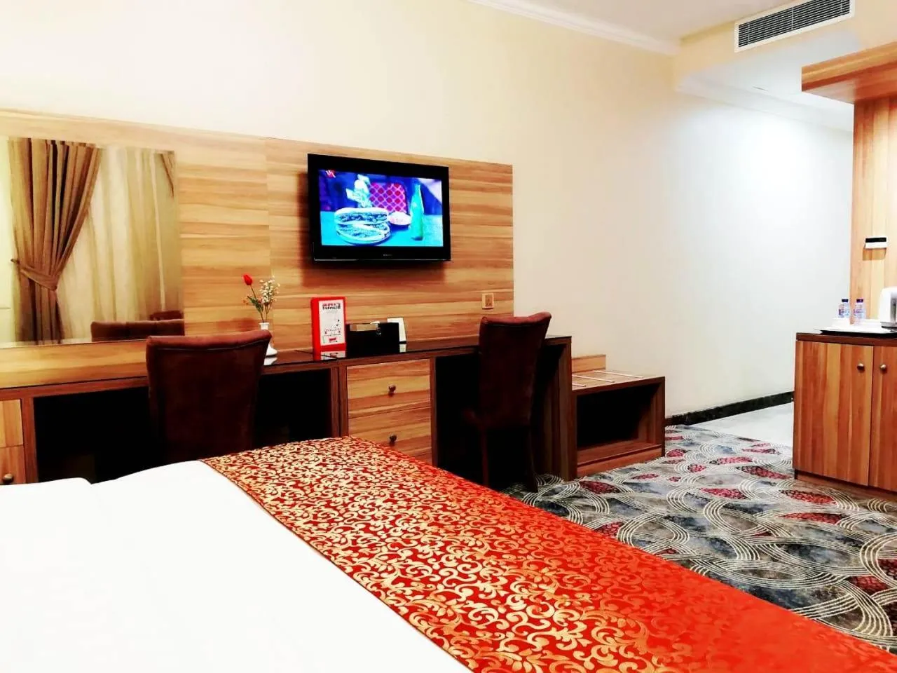 Communal lounge/ TV room in Roshan Al Azhar Hotel