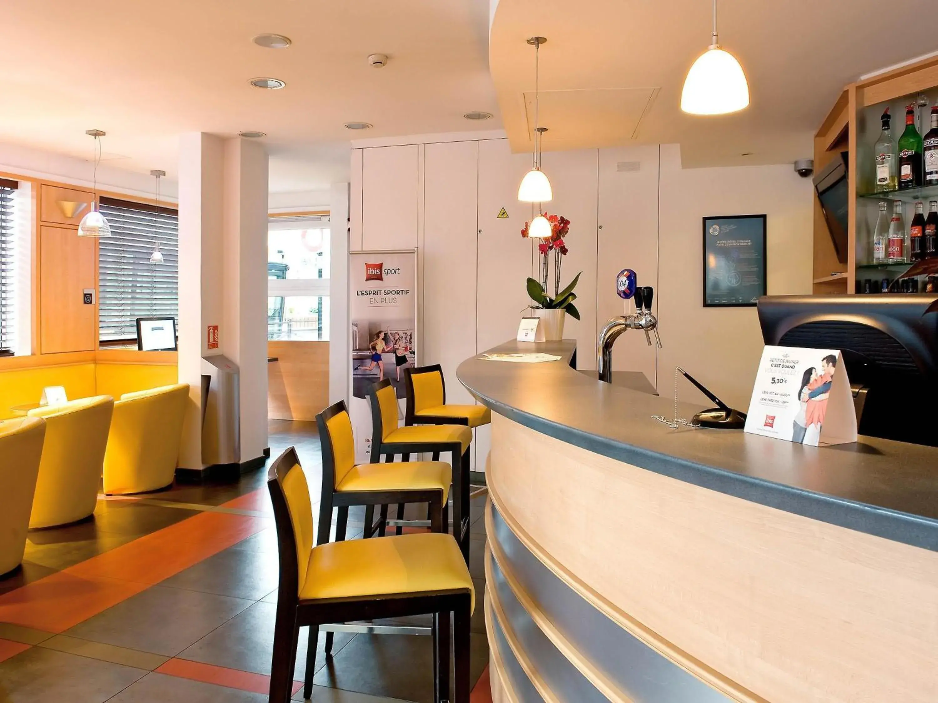 Lounge or bar in ibis Styles Paris Poissy Lounge or bar in ibis Styles Paris Poissy
